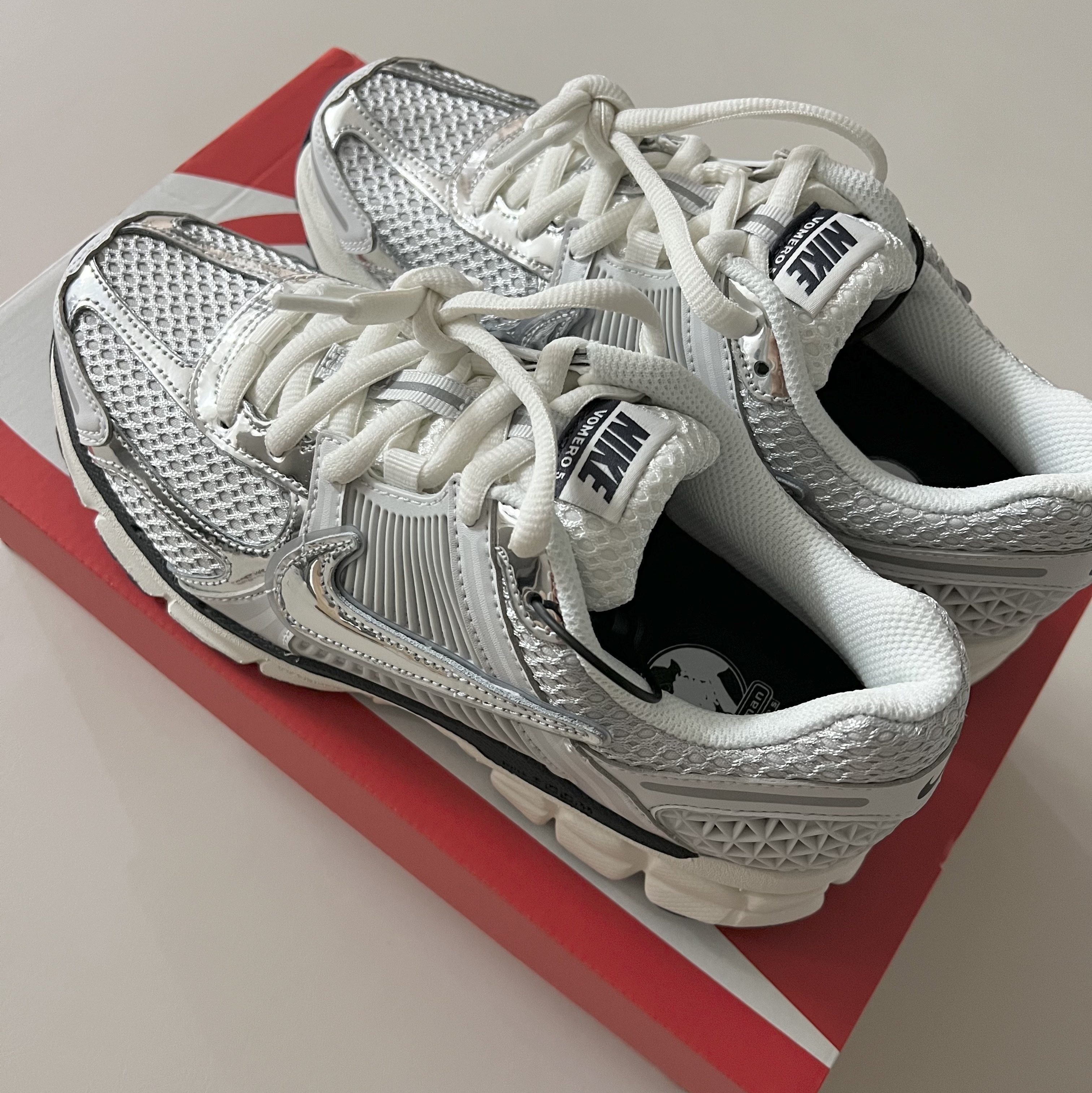 (W) Nike Zoom Vomero 5 Photon Dust and Metallic Silver 착용 스타일