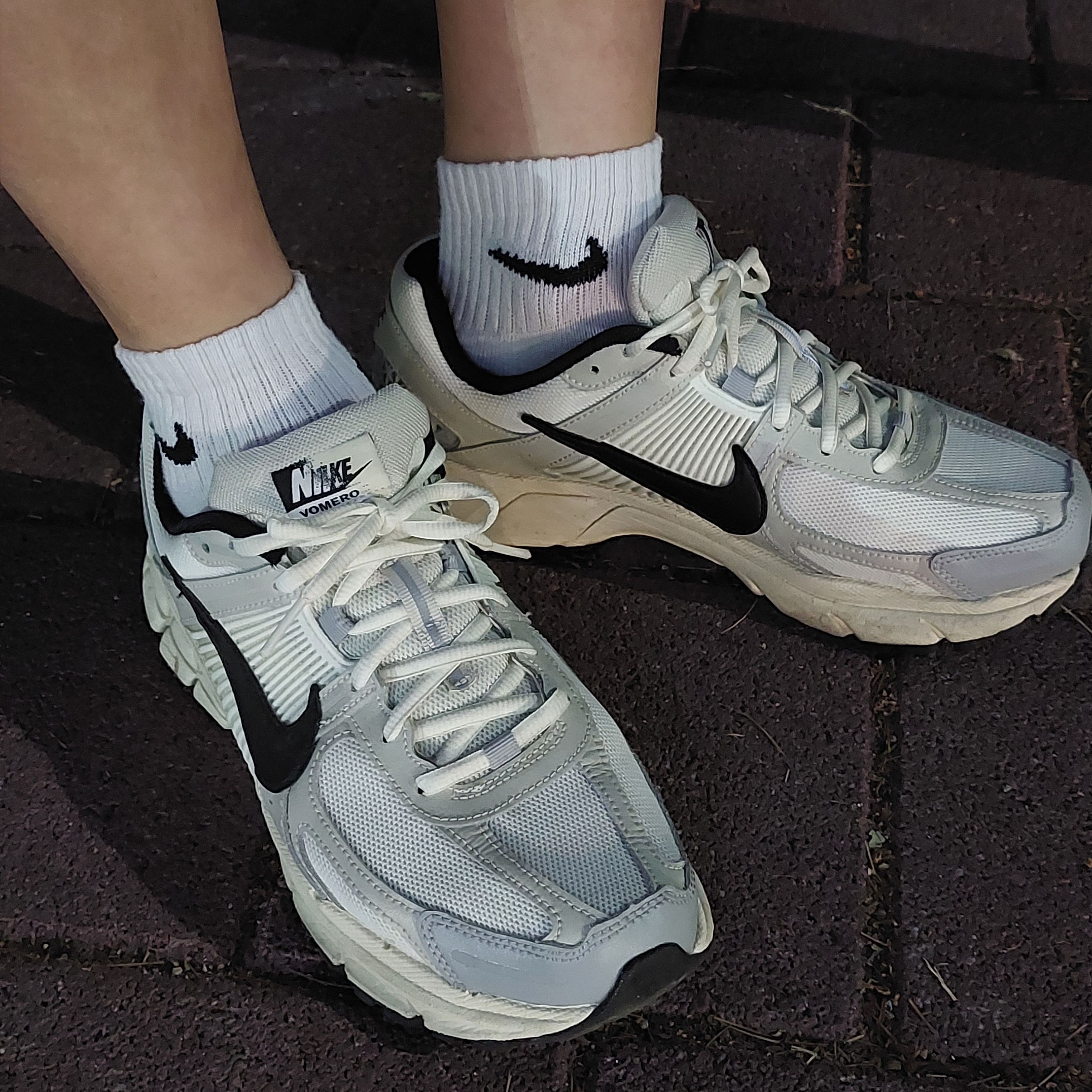 (W) Nike Zoom Vomero 5 Wolf Grey and Black 착용 스타일