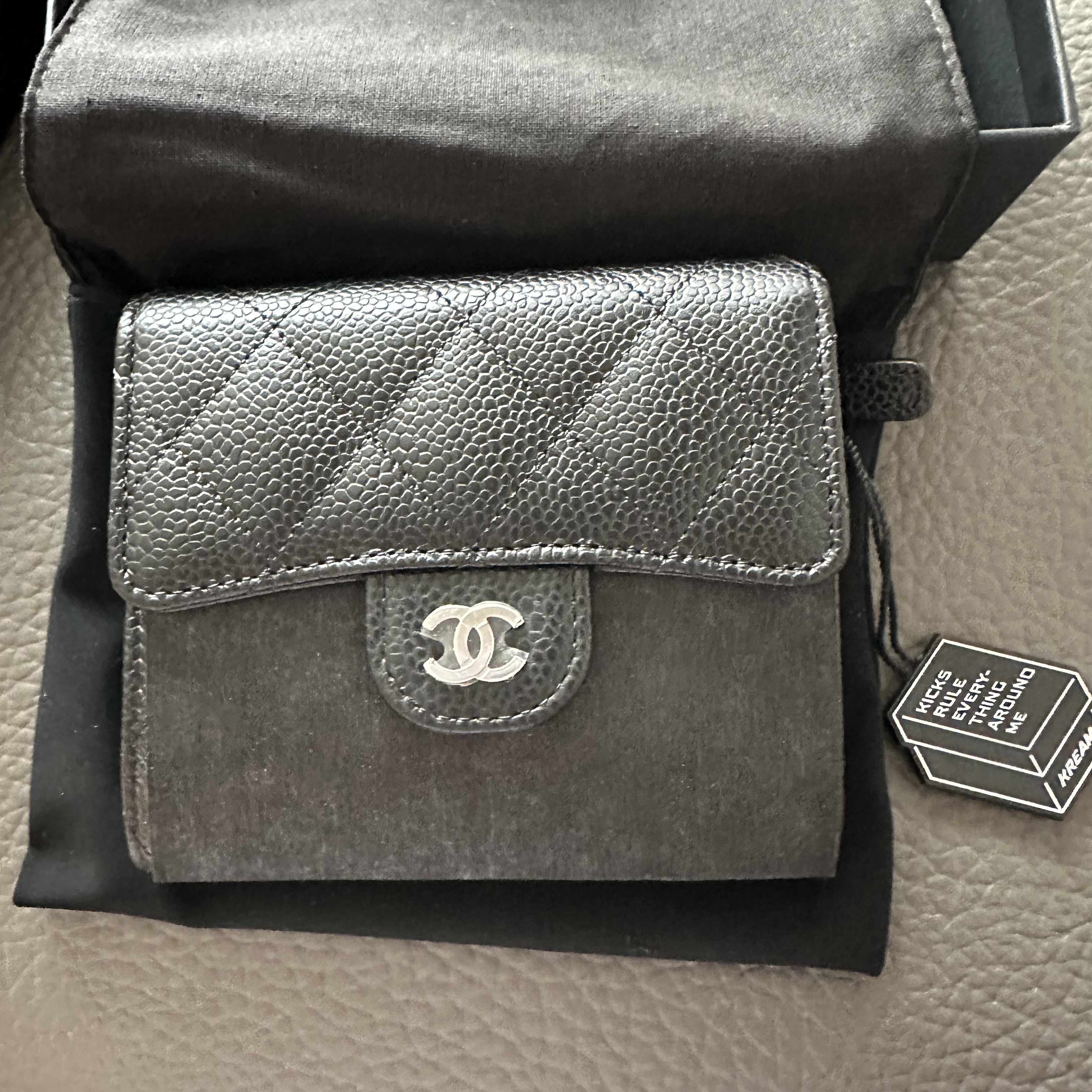 Chanel Small Classic Flap Wallet Grained Calfskin & Silver Black 착용 스타일 - 2