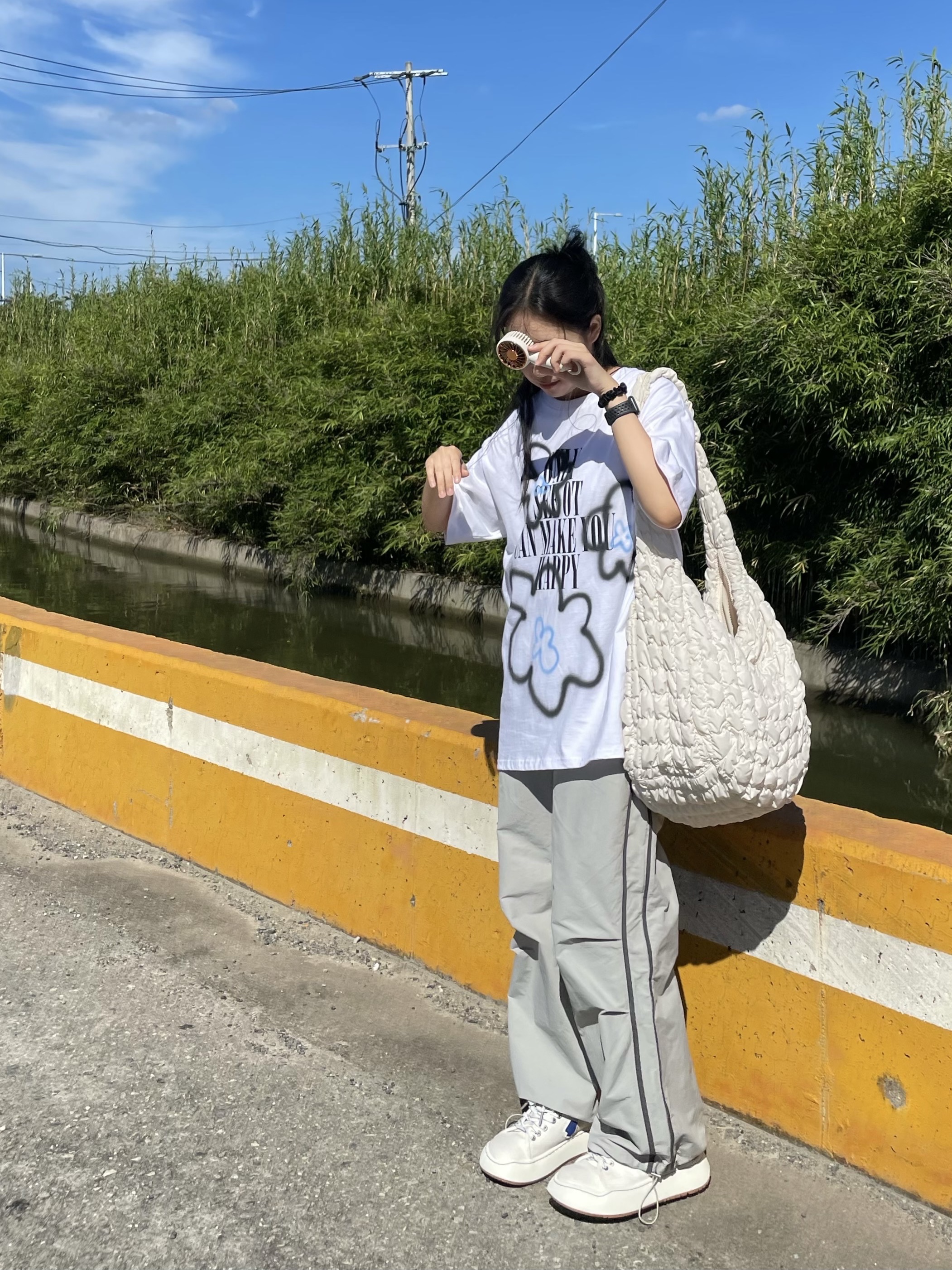Ader Error Log; Canv White, COS Quilted Oversized Shoulder Bag Off White Light Beige 착용 스타일 - 2