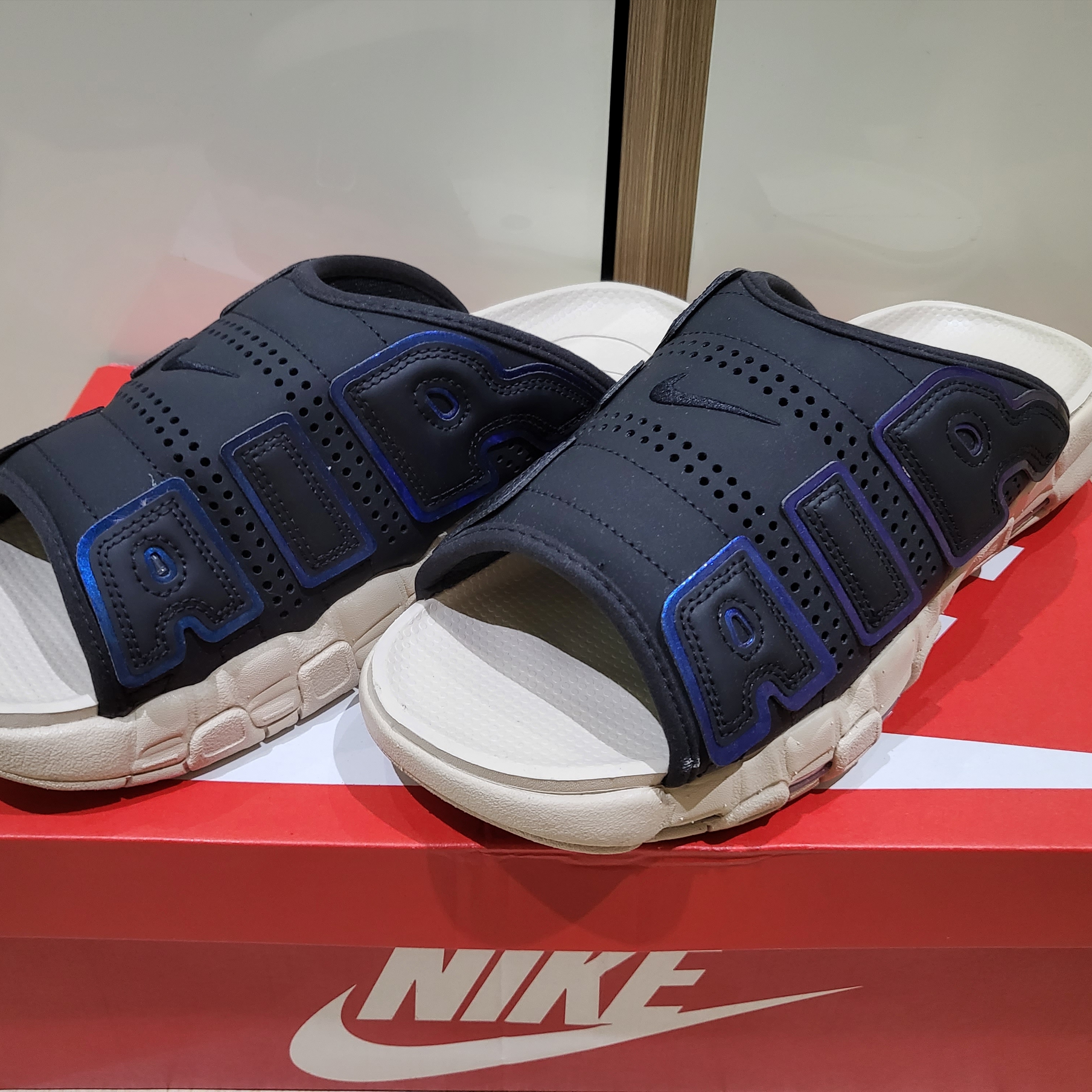 Nike Air More Uptempo Slide Black Sanddrift 착용 스타일 - 2