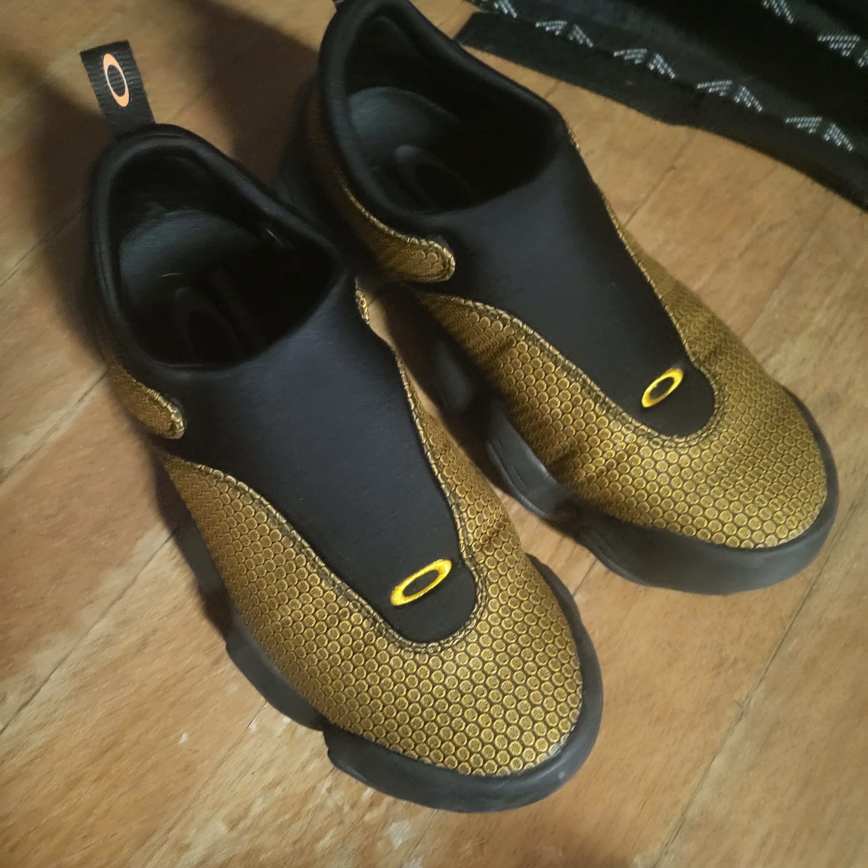 Oakley Factory Team x Brain Dead Jacquard Flesh Yellow Black 착용 스타일