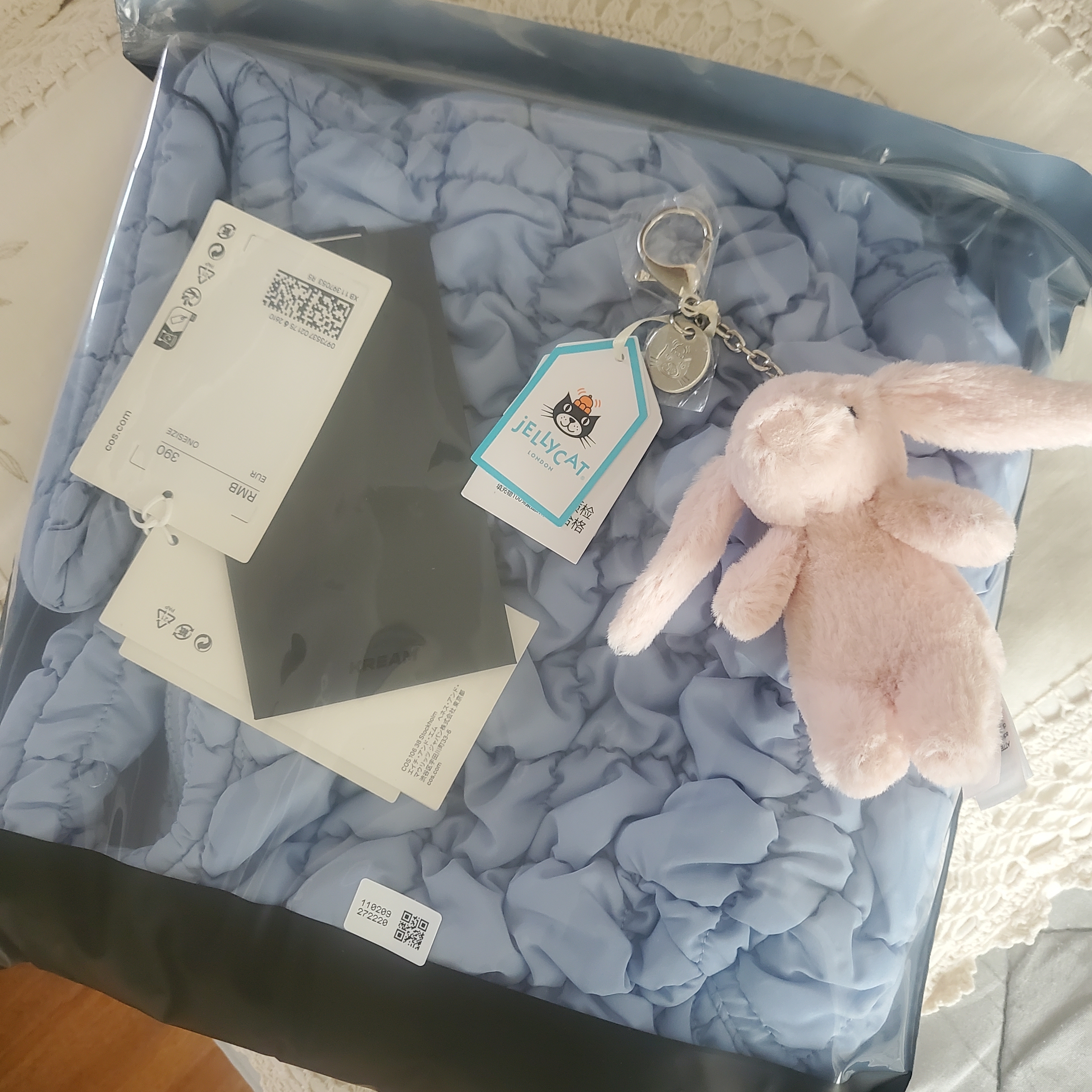 COS Quilted Mini Bag Light Blue 착용 스타일 - 3