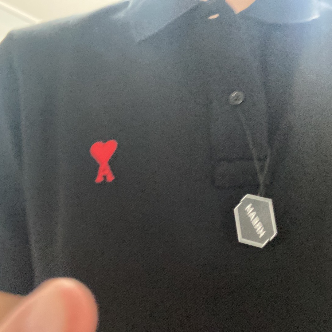 AMI de Coeur Polo Shirt Black 착용 스타일 - 2