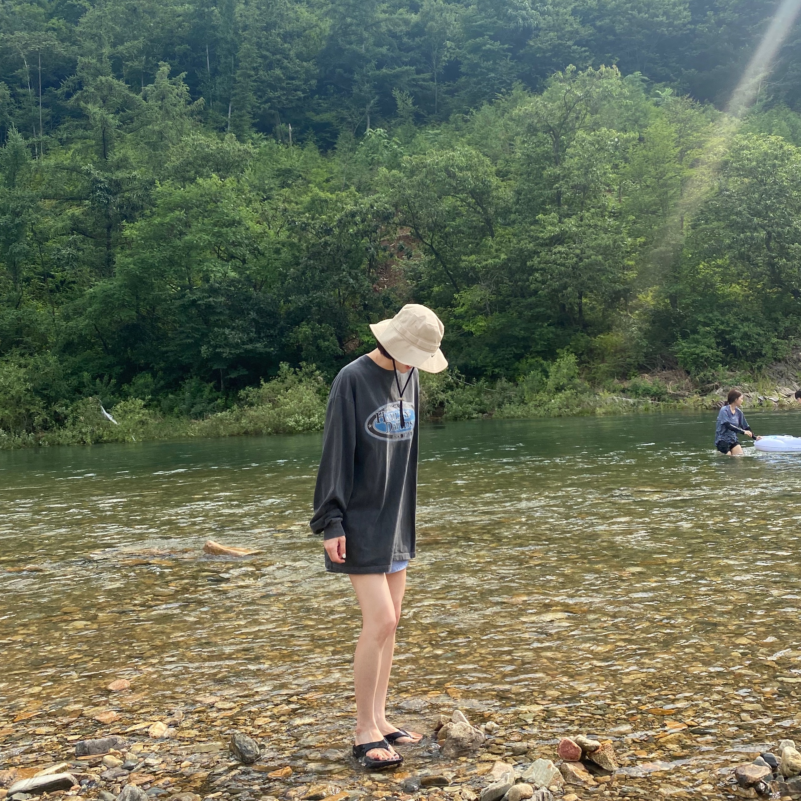 Oofos OOriginal Black, Nike Boonie Bucket Hat Khaki 착용 스타일 - 1
