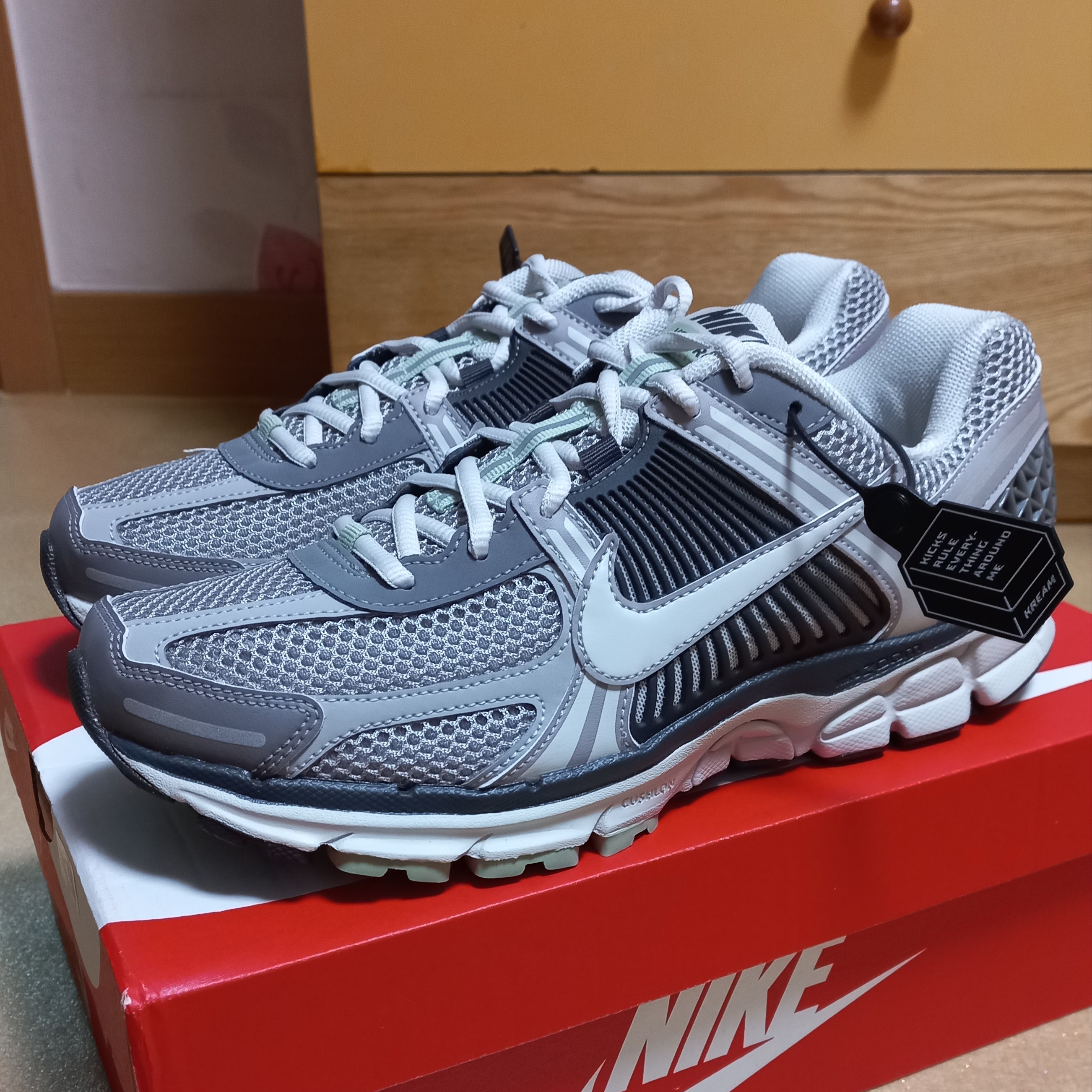 (W) Nike Zoom Vomero 5 Cobblestone and Flat Pewter 착용 스타일 - 1