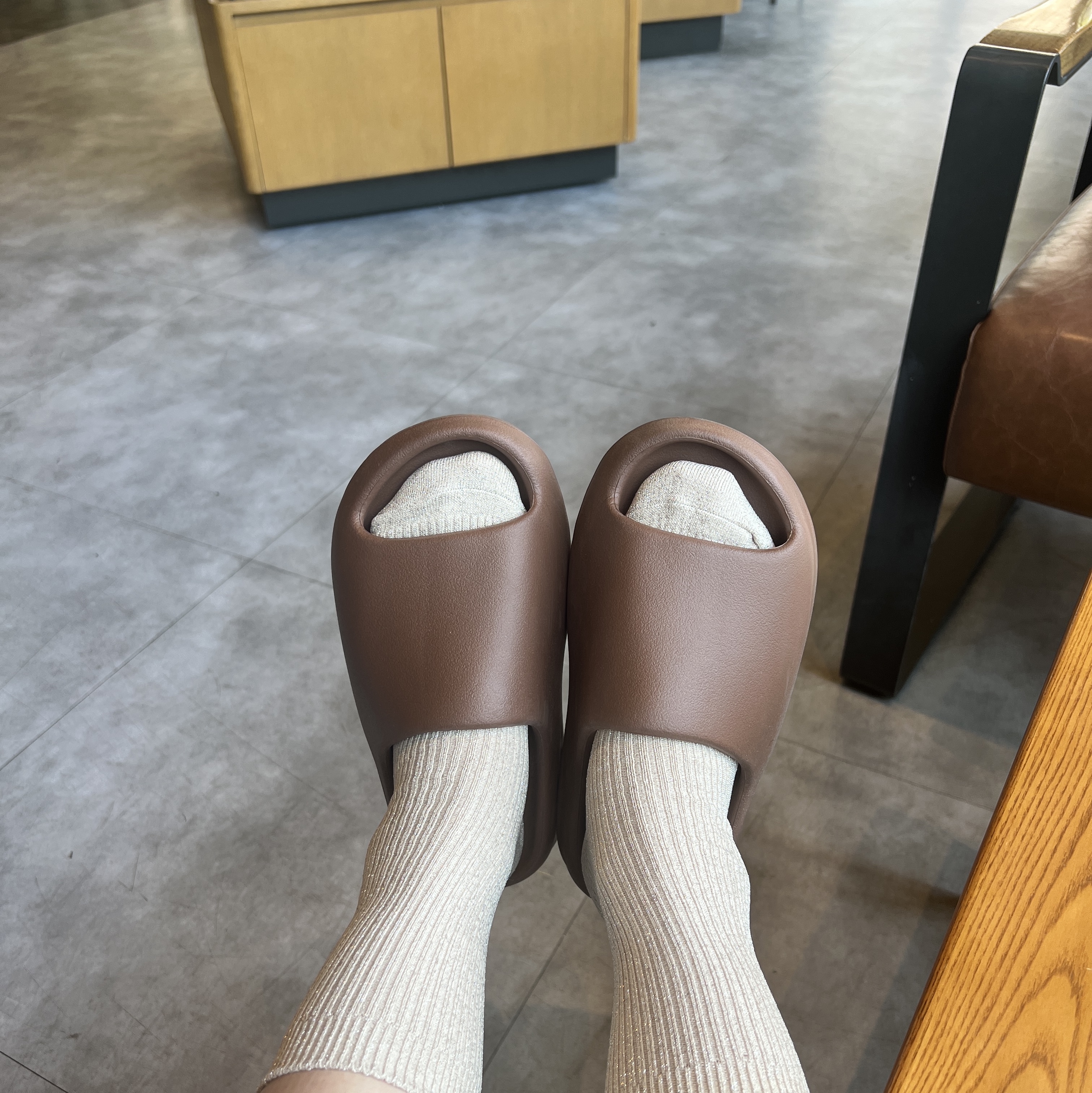 Adidas Yeezy Slide Flax 착용 스타일