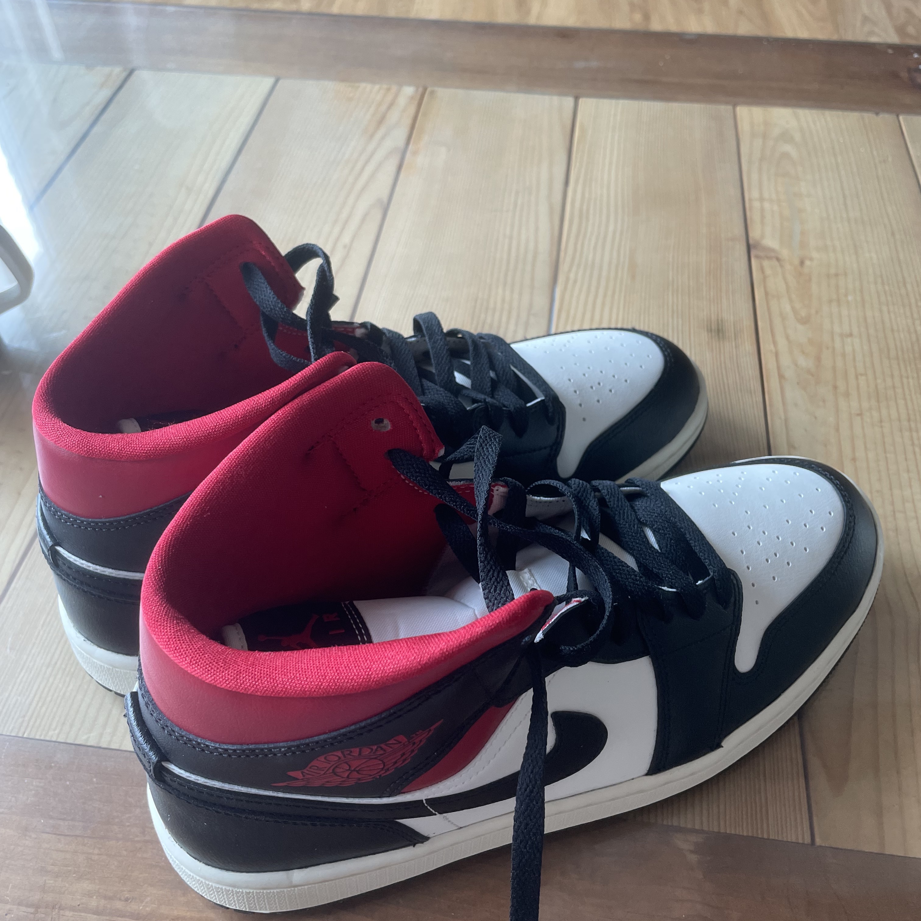 (W) Jordan 1 Mid Black Gym Red 착용 스타일 - 2
