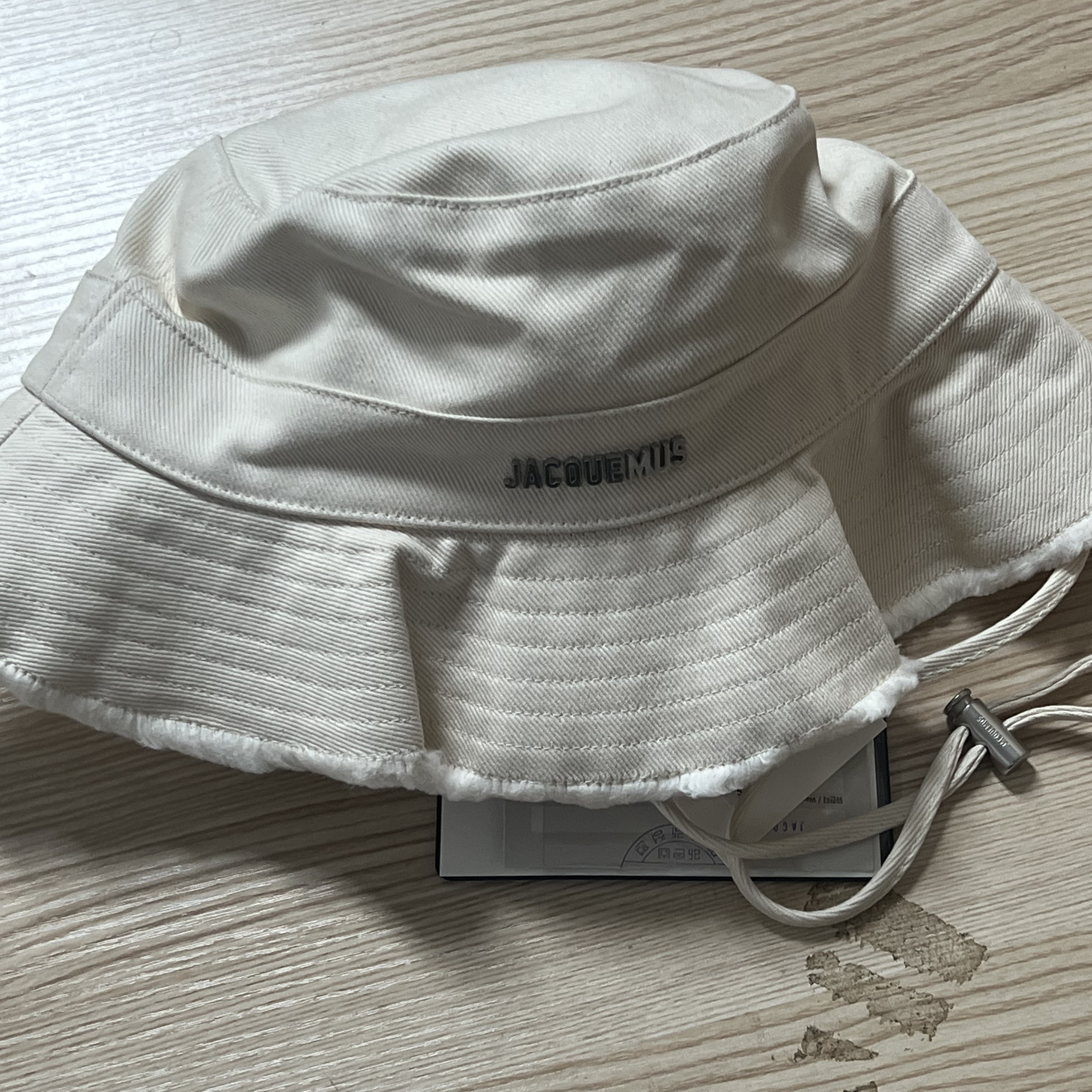 Jacquemus Le Bob Artichaut Bucket Hat Off White 착용 스타일