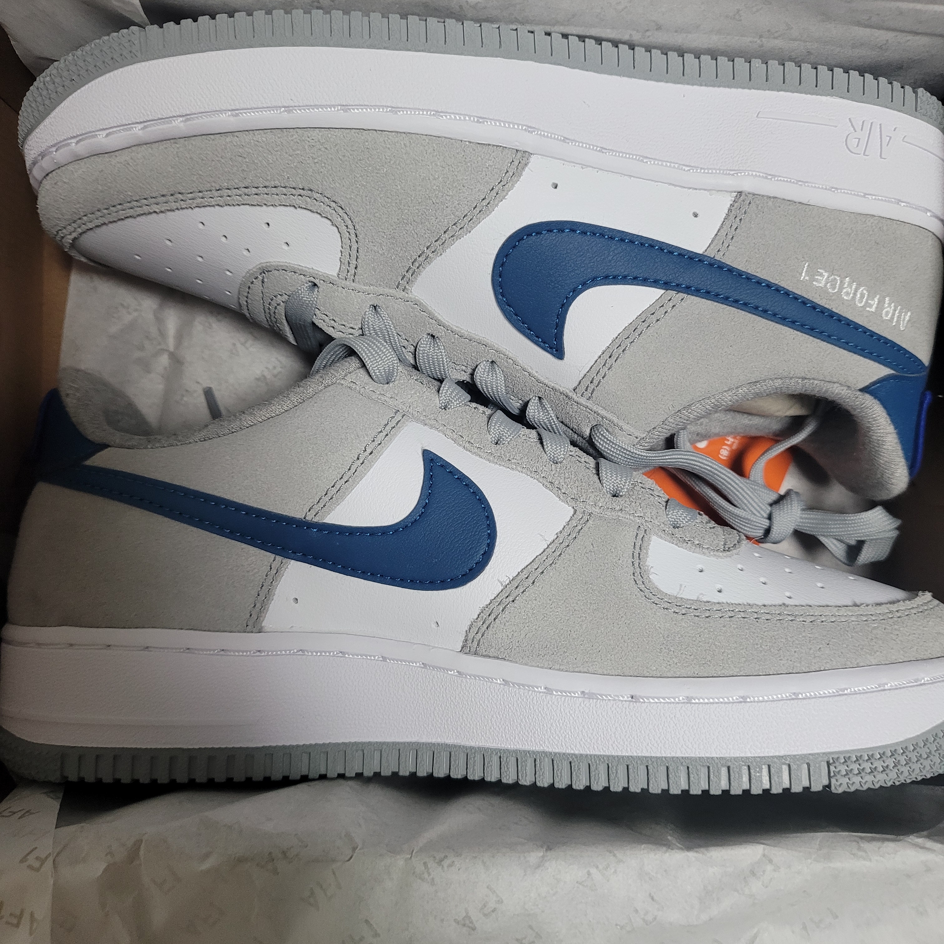 (GS) Nike Air Force 1 LV8 Athletic Club Light Smoke Grey Marina 착용 스타일