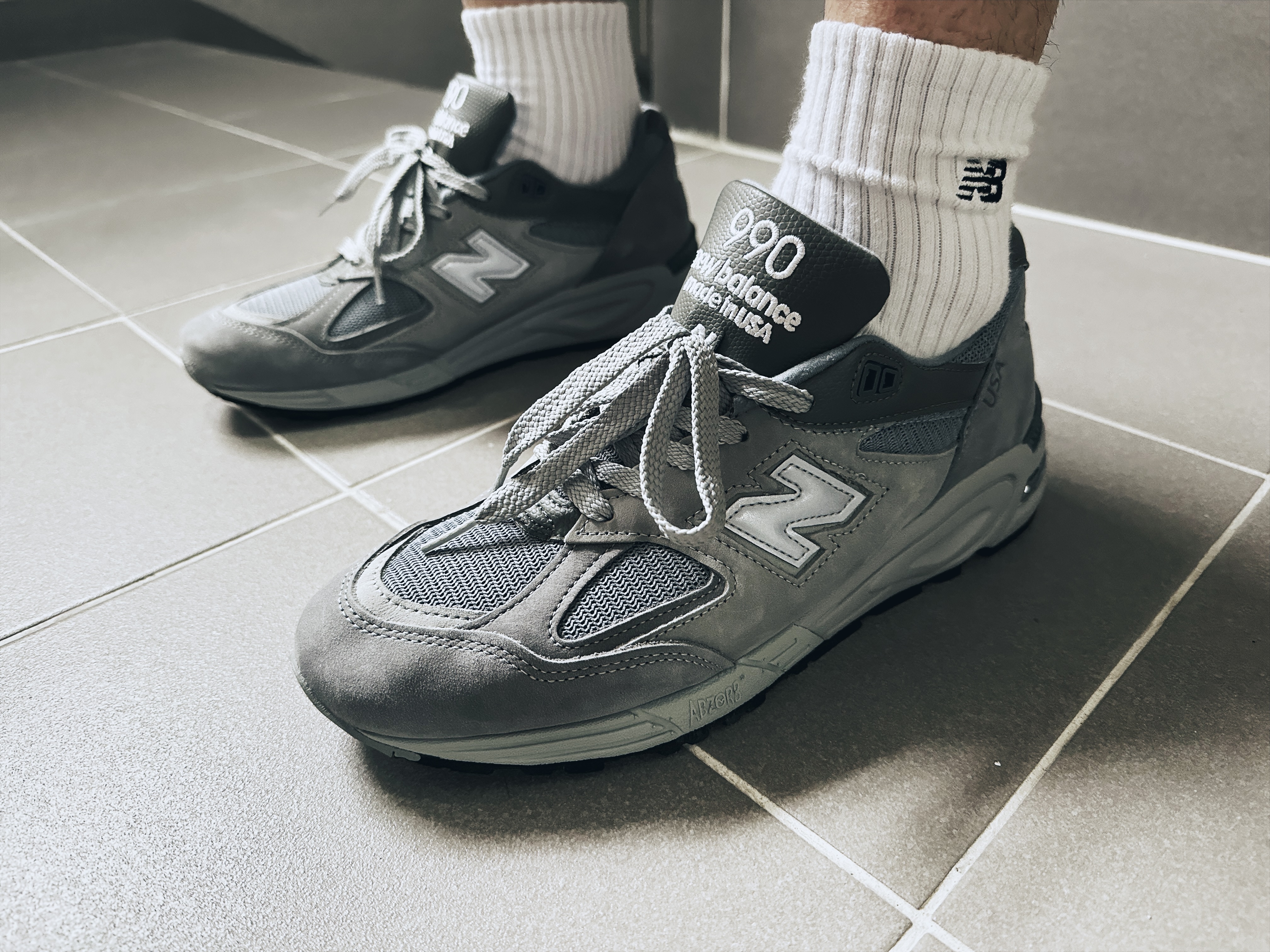 New Balance x WTAPS 990v2 Made in USA Grey 착용 스타일 - 1
