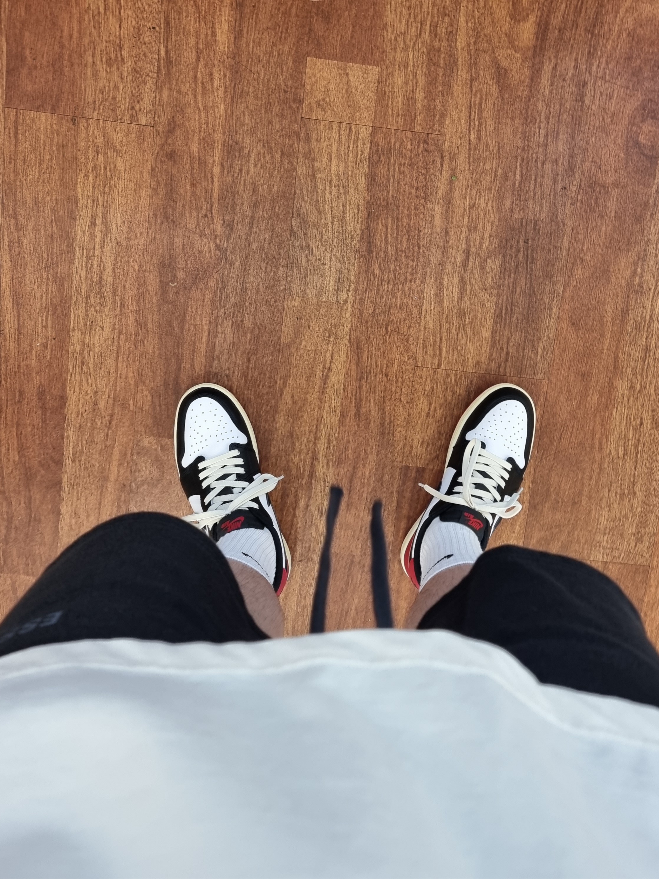Essentials Sweatshorts Black 2020, Jordan 1 Retro Low OG Black Toe 착용 스타일 - 3