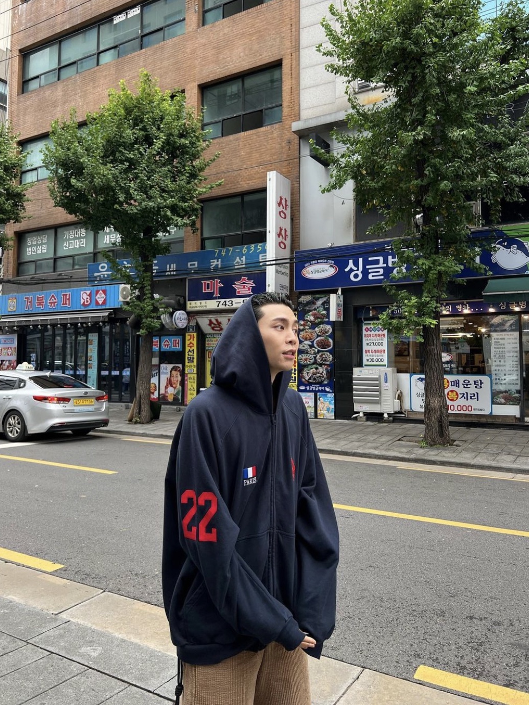 Balenciaga Paris Logo 22 Zip-Up Hoodie Dark Navy 착용 스타일