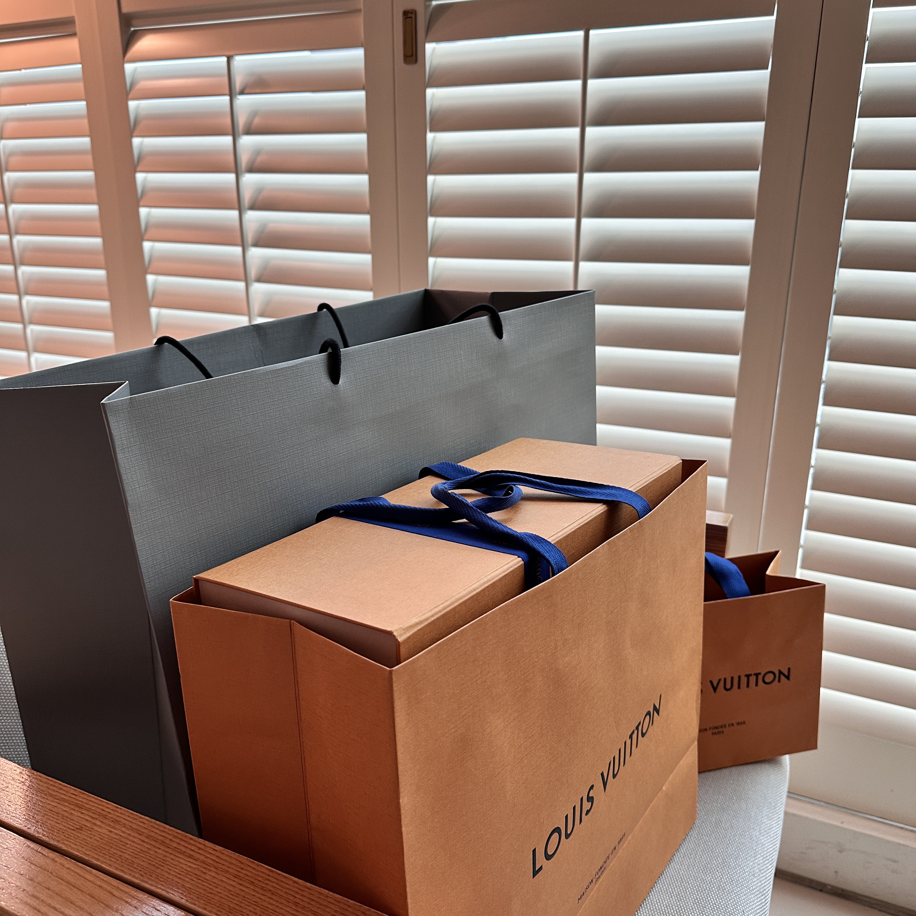 Louis Vuitton Onthego GM Monogram Empreinte Black, Balenciaga x Adidas Triple S Sneakers Black 착용 스타일 - 5