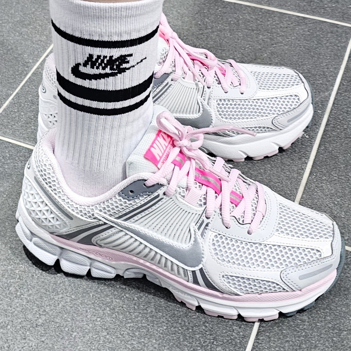 (W) Nike Zoom Vomero 5 Photon Dust Metallic Silver 착용 스타일