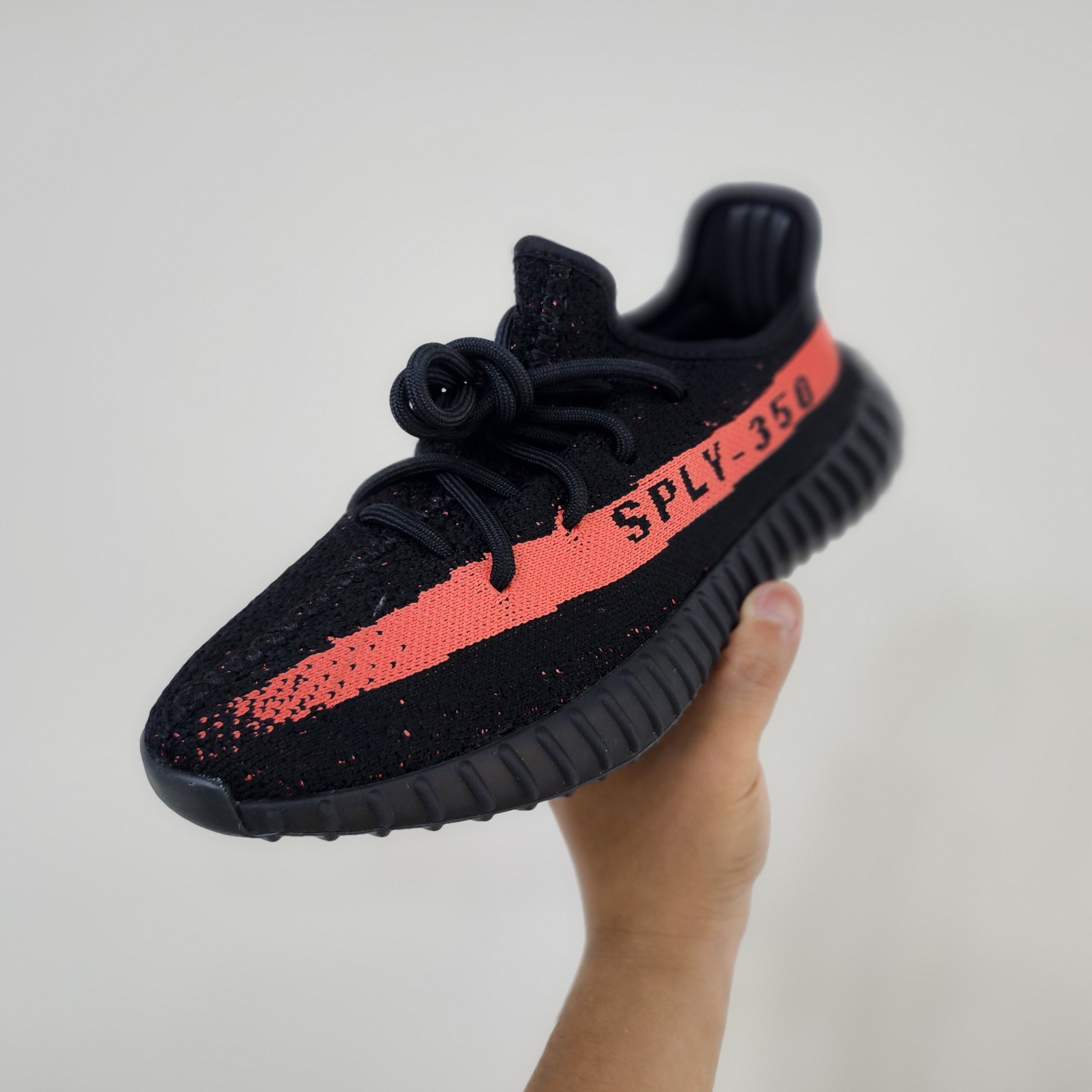 Adidas Yeezy Boost 350 V2 Core Black Red 2022/2023 착용 스타일 - 1