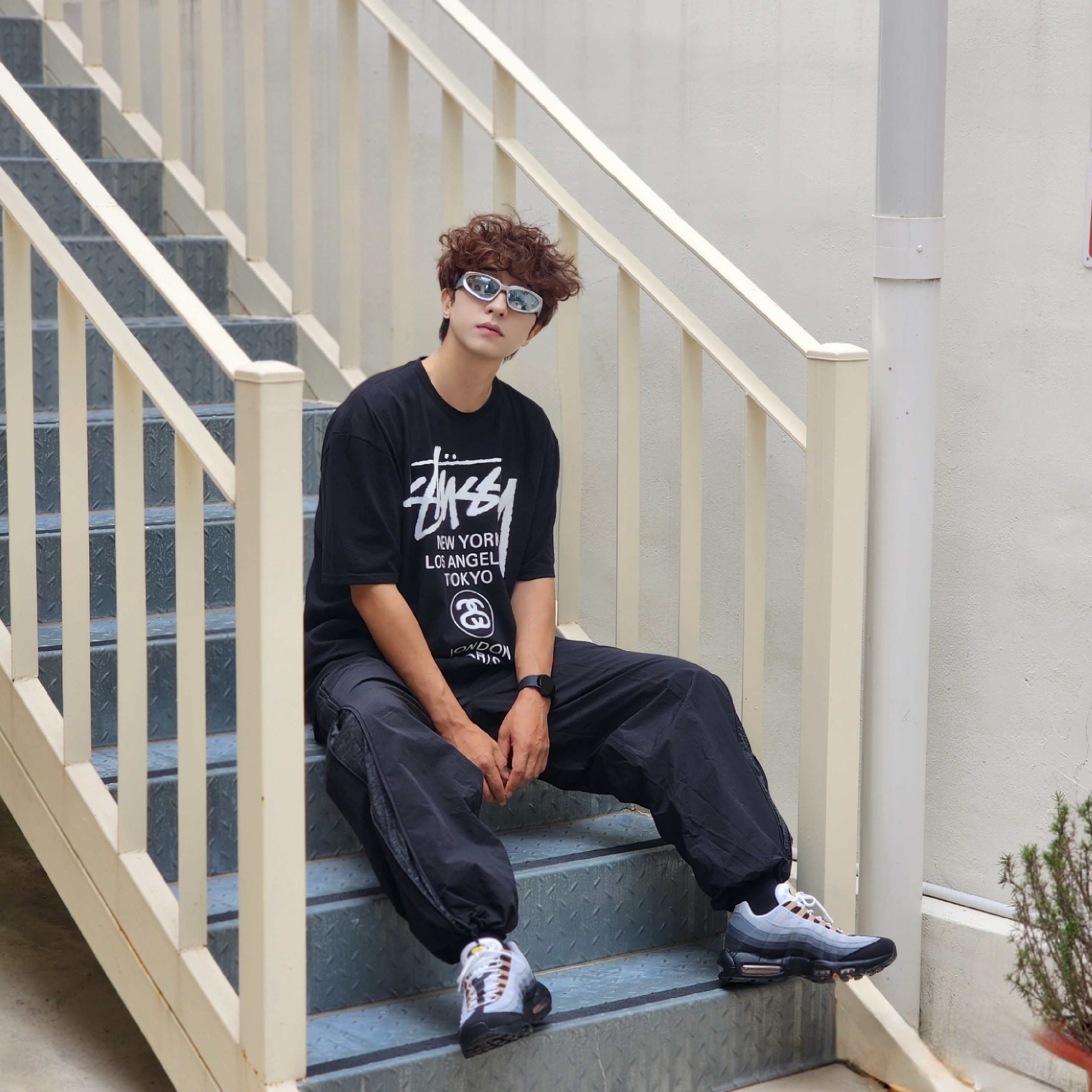 Stussy World Tour T-Shirt Black, Stussy World Tour T-Shirt Black 2023 착용 스타일 - 1