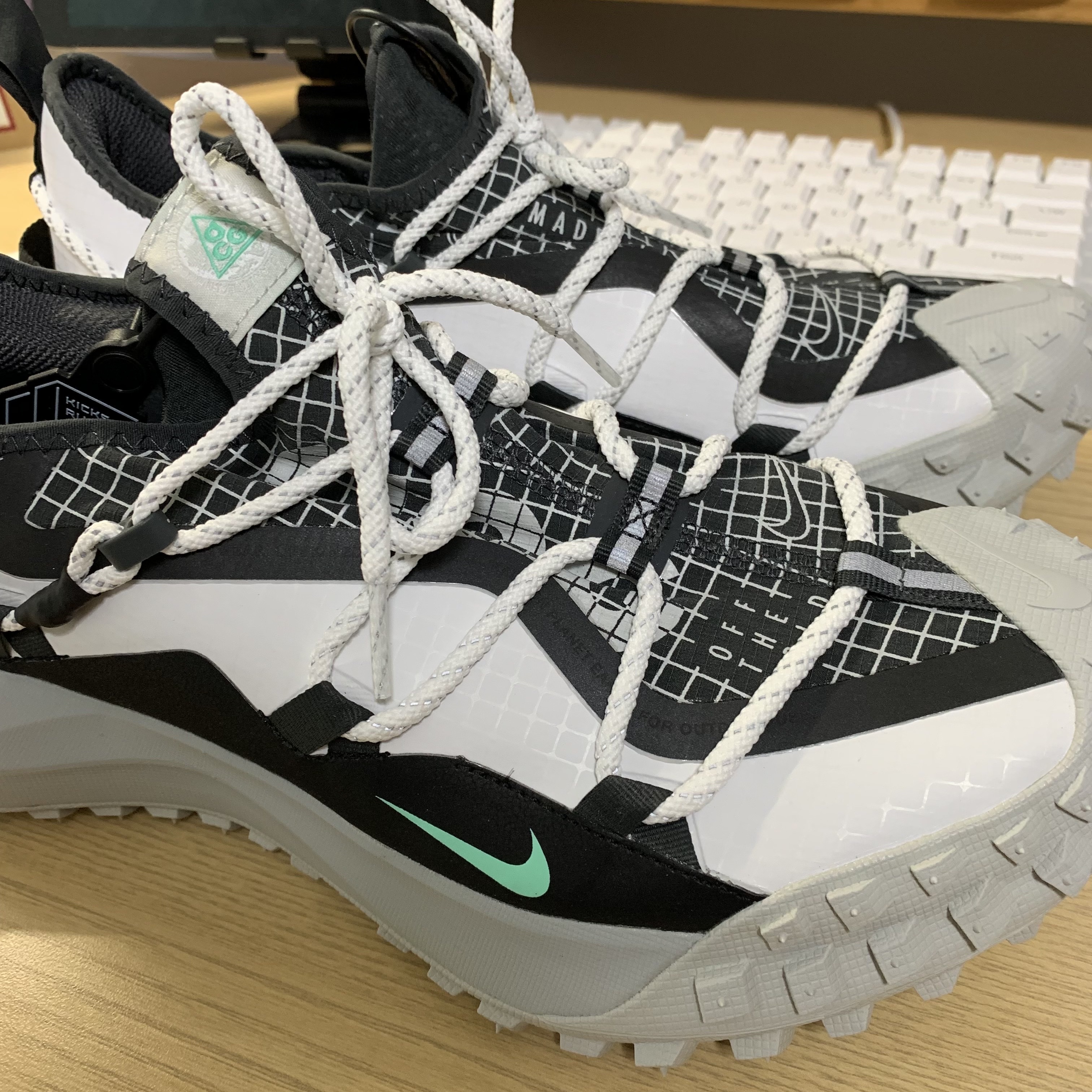 Nike ACG Mountain Fly Low SE White and Black 착용 스타일
