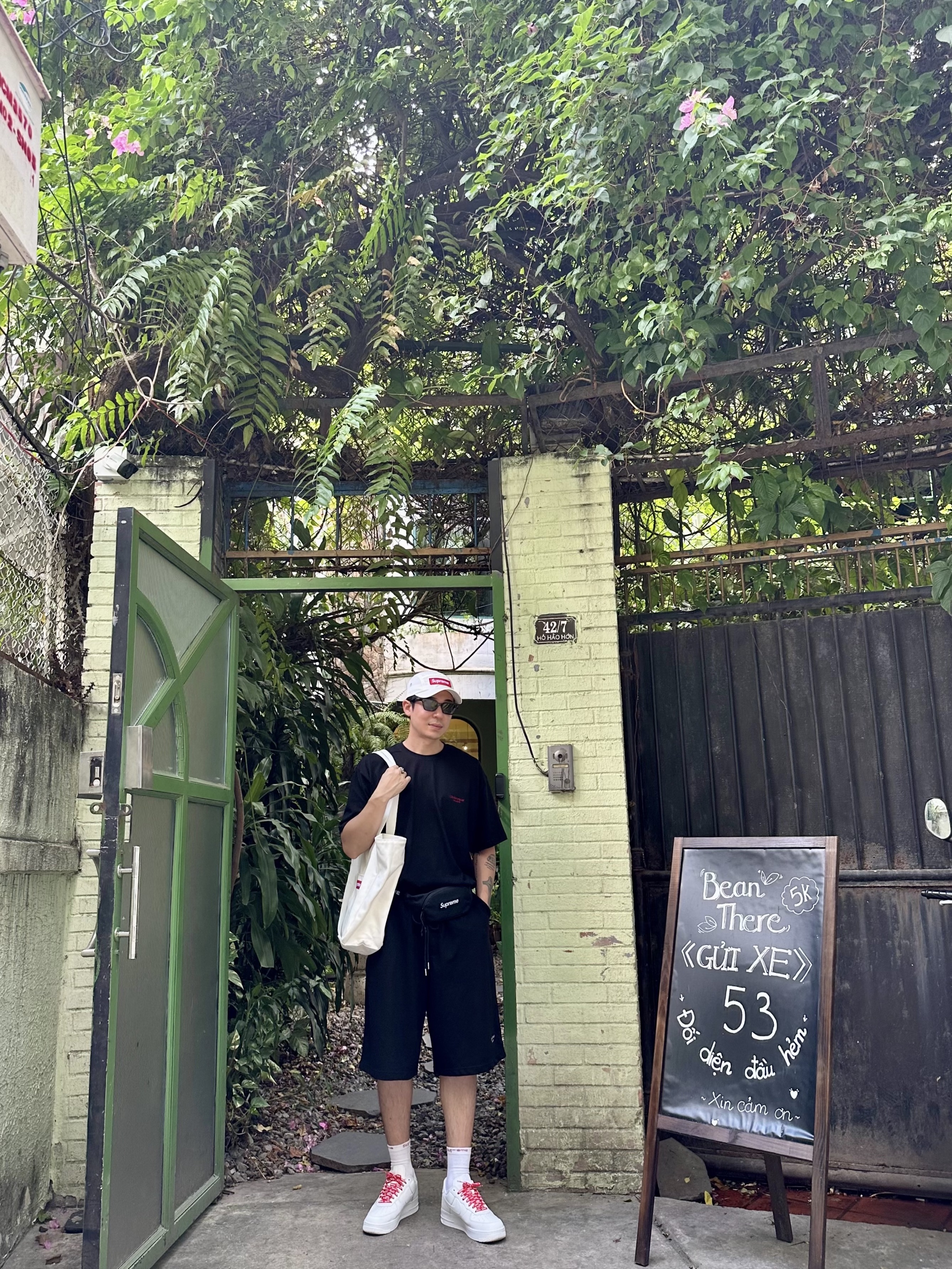 Supreme Ventile Camp Cap White - 23SS, Supreme Canvas Tote White 착용 스타일 - 1