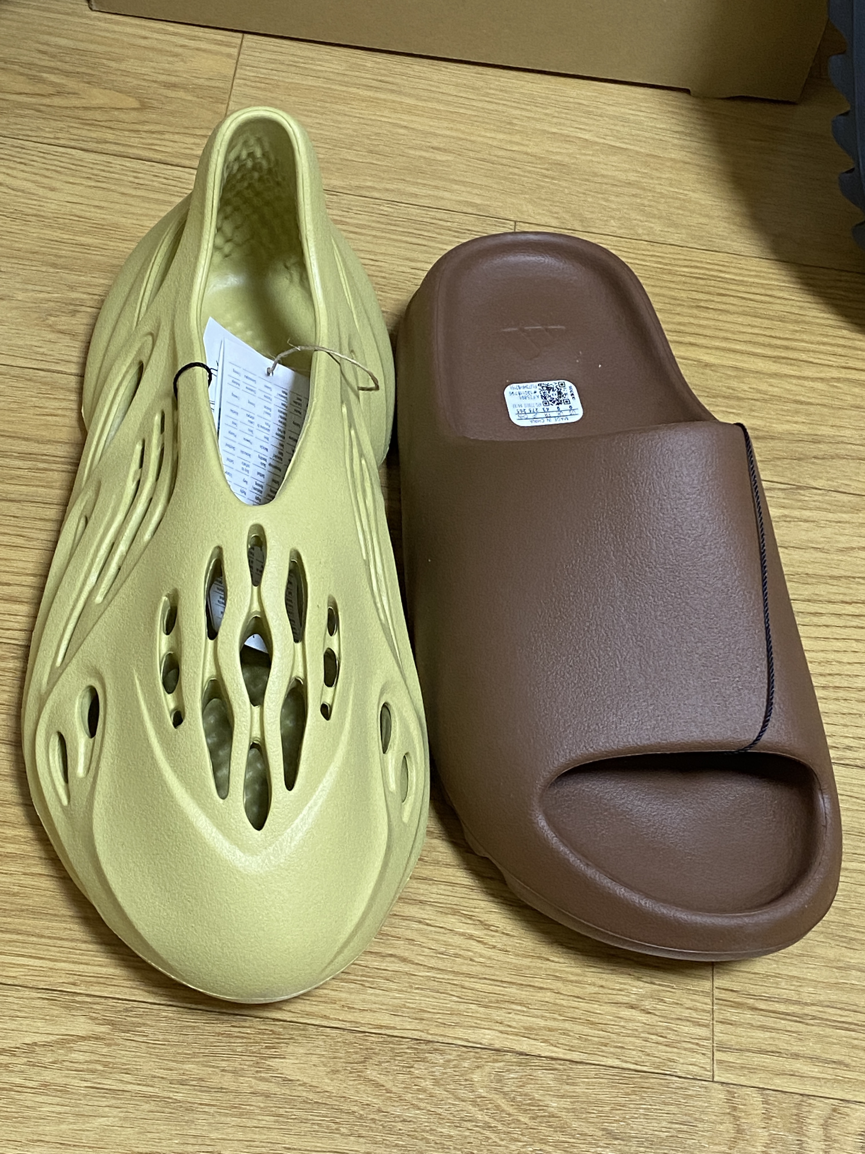 Adidas Yeezy Foam RNNR Sulfur, Adidas Yeezy Slide Flax 착용 스타일