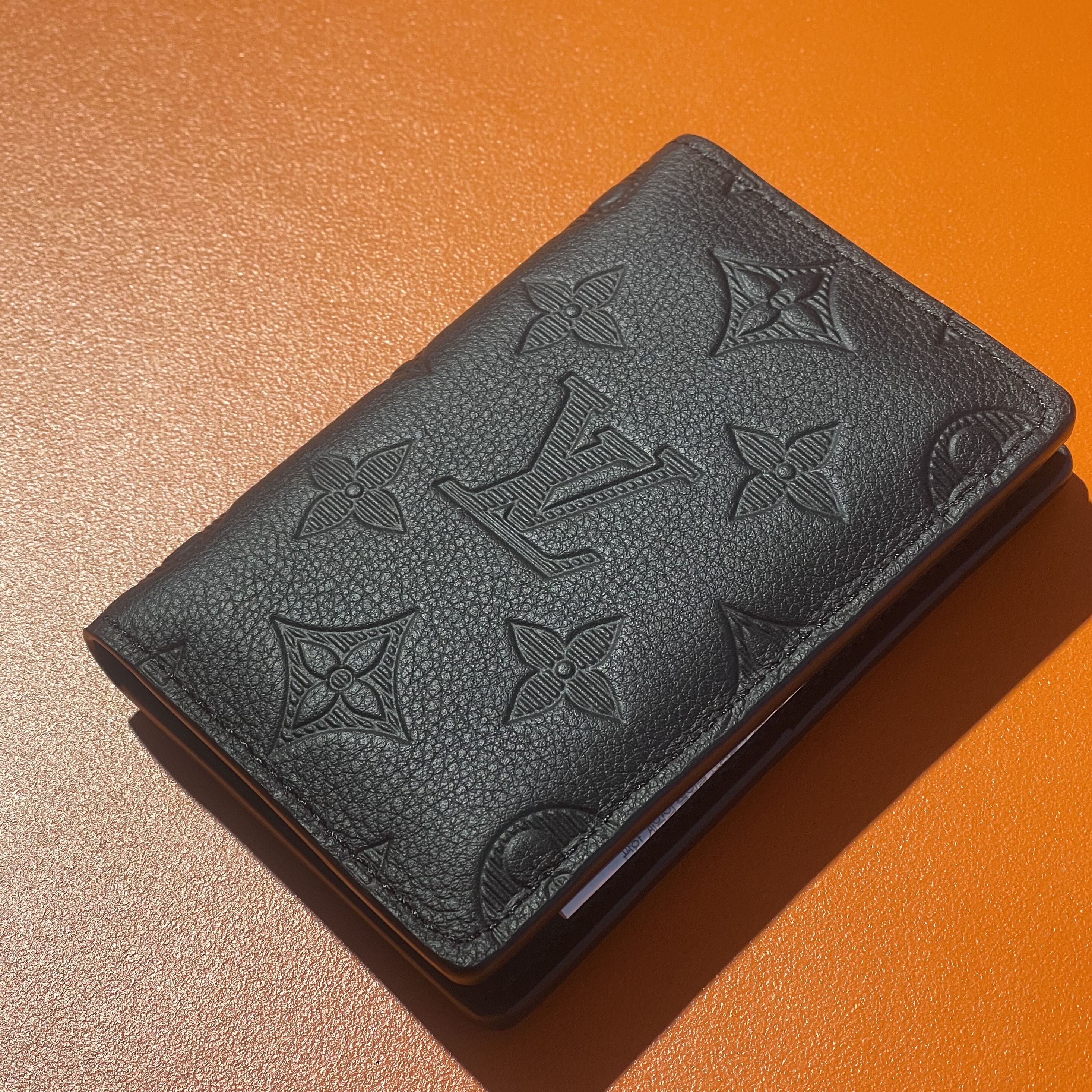 Louis Vuitton Pocket Organizer Monogram Shadow Black 착용 스타일