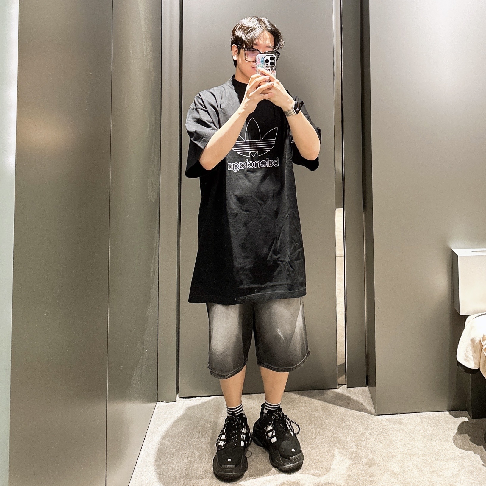 Balenciaga x Adidas Triple S Sneakers Black, Balenciaga x Adidas T-Shirt Oversized Black 착용 스타일