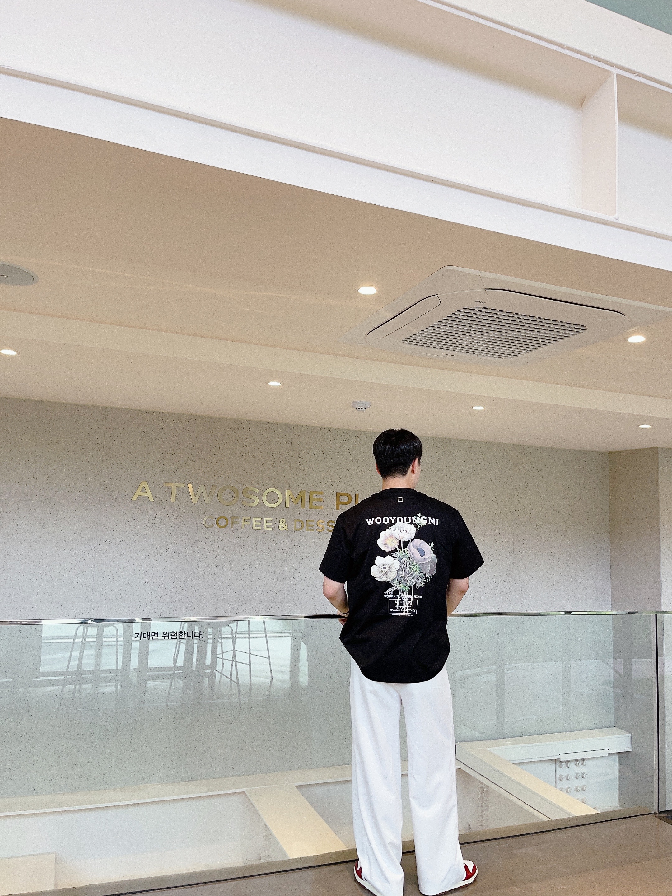 Wooyoungmi Flower Print Back Logo T-Shirt Black - 23FW 착용 스타일