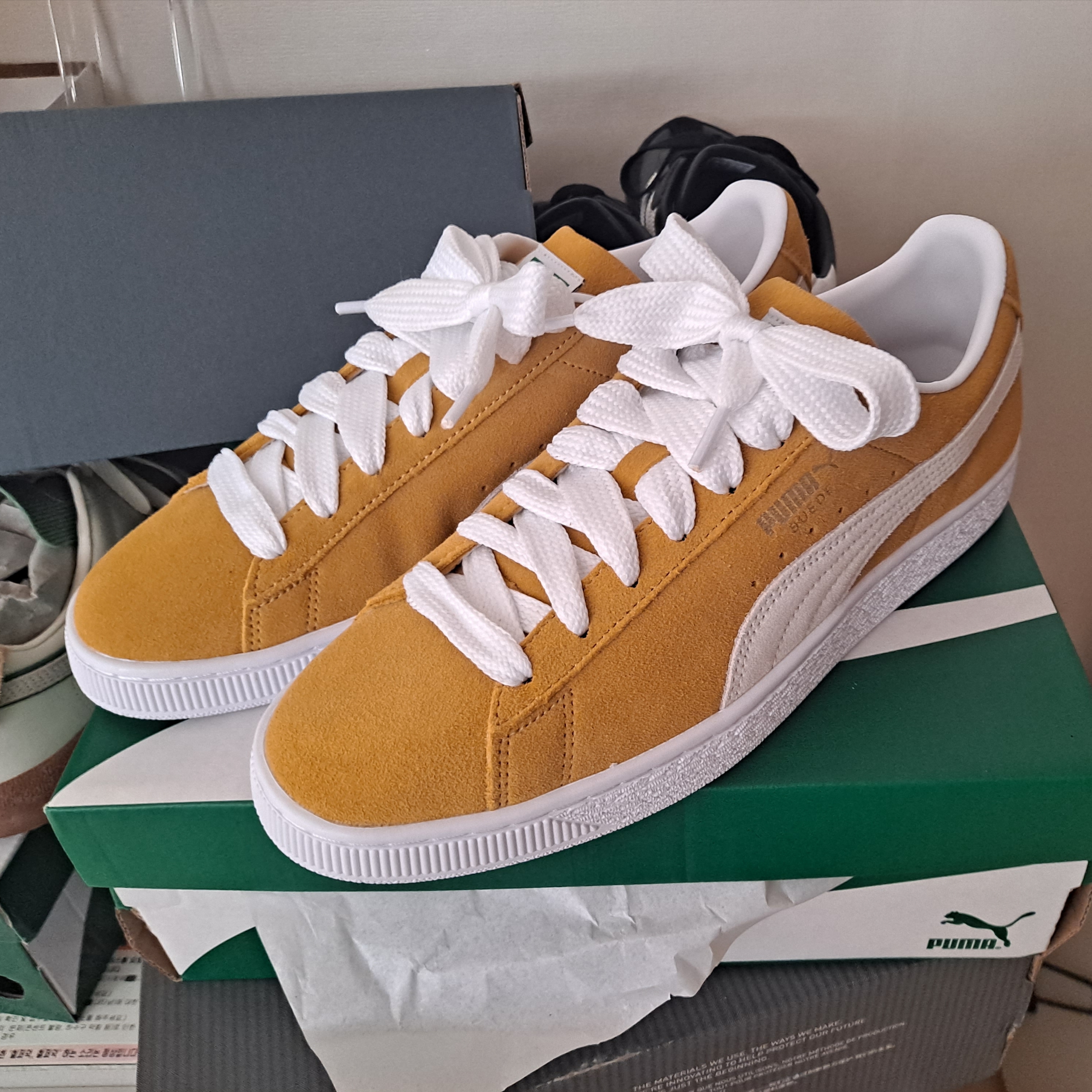 Puma Suede Classic XXI Mustard White 착용 스타일