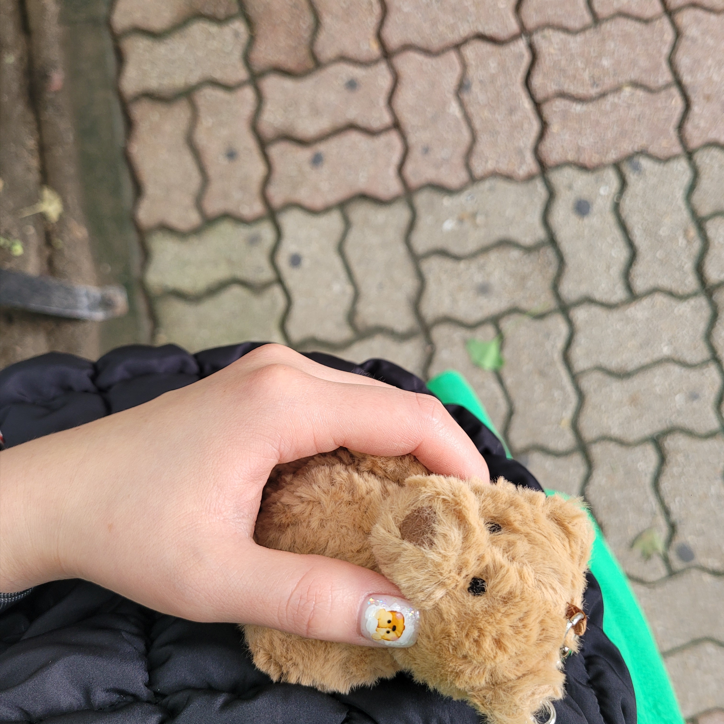 Jellycat Bartholomew Bear Bag Charm Brown 착용 스타일 - 2