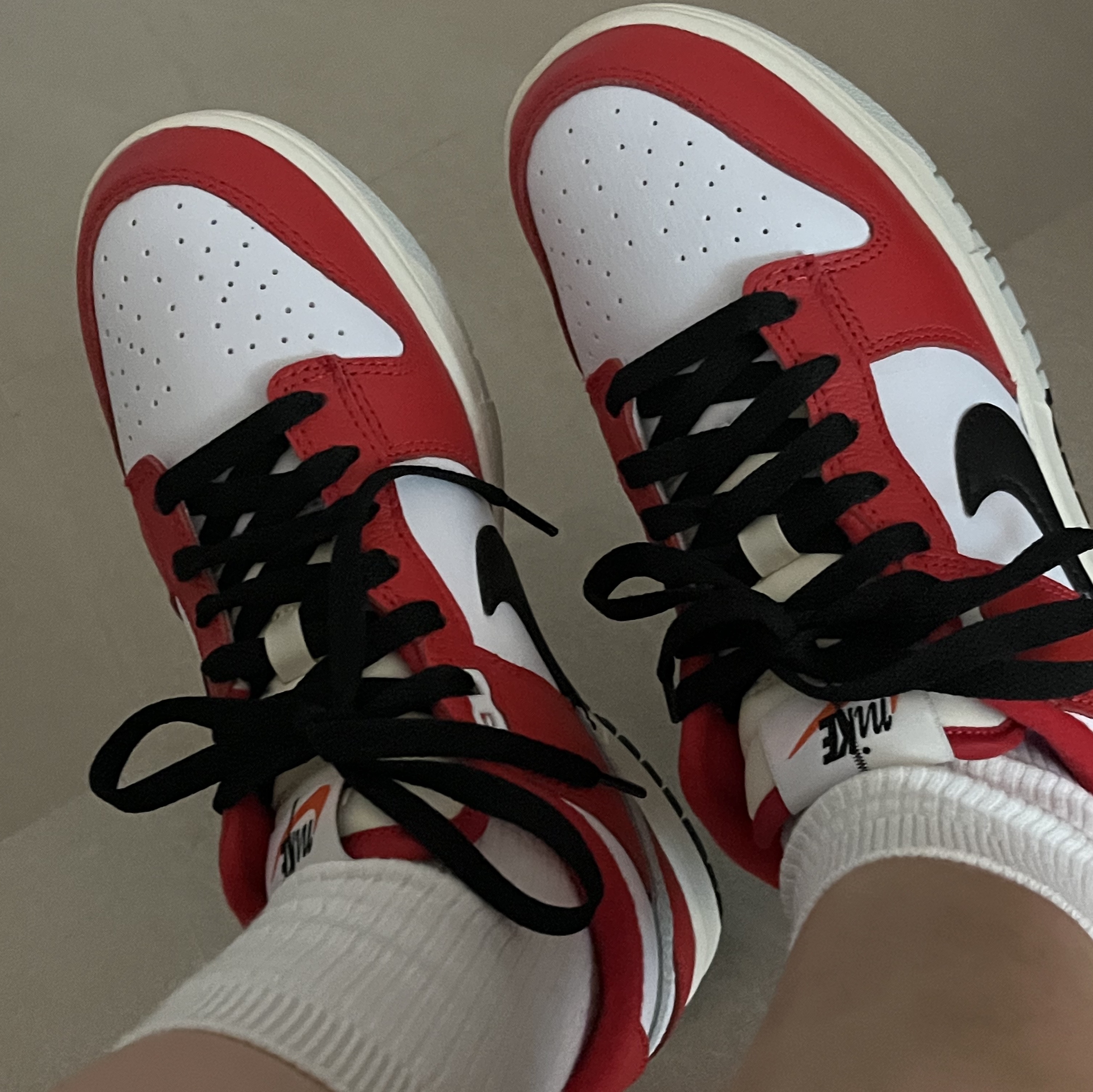 Nike Dunk Low Retro PRM University Red Black 착용 스타일 - 3