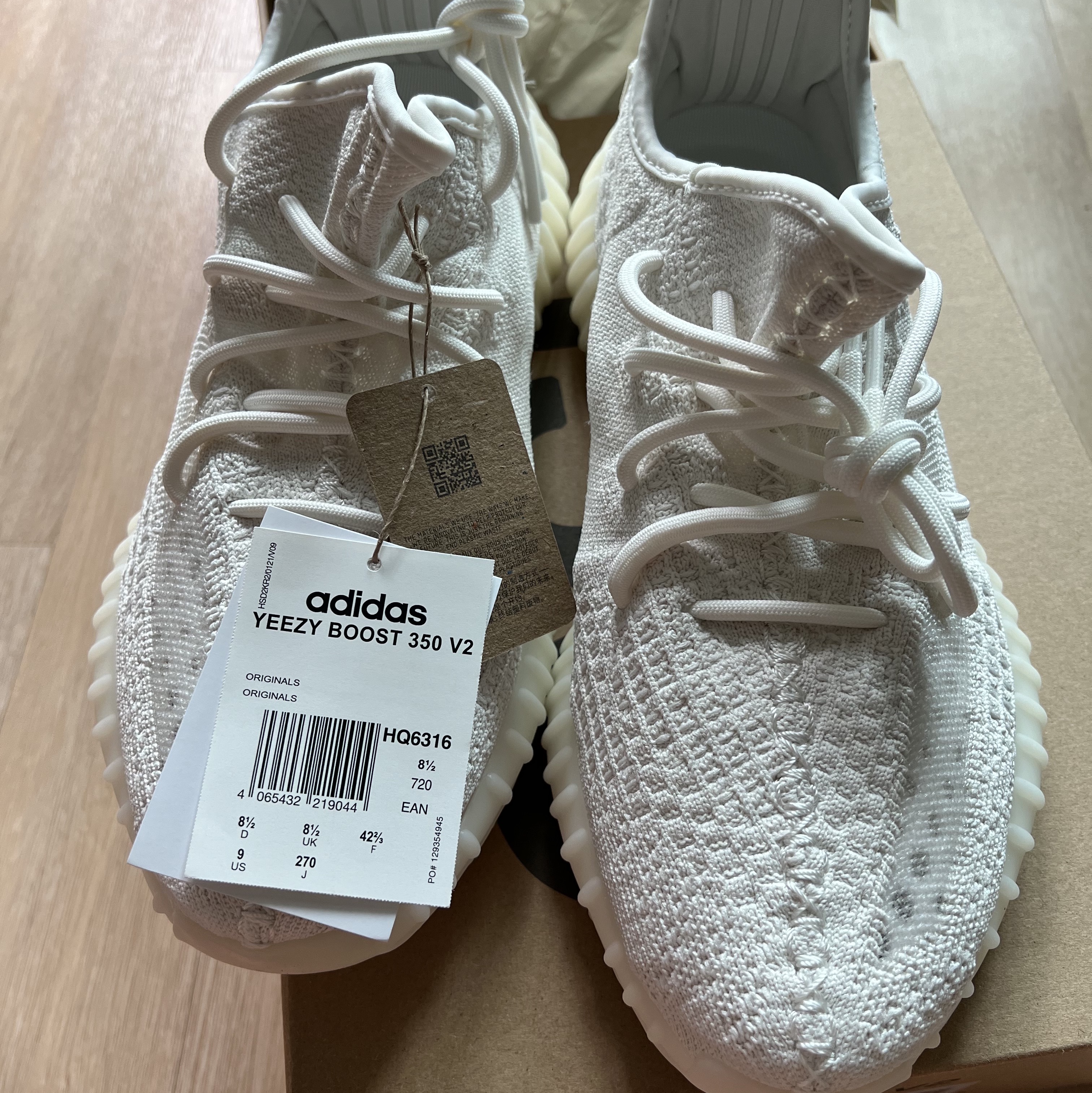 Adidas Yeezy Boost 350 V2 Bone 착용 스타일