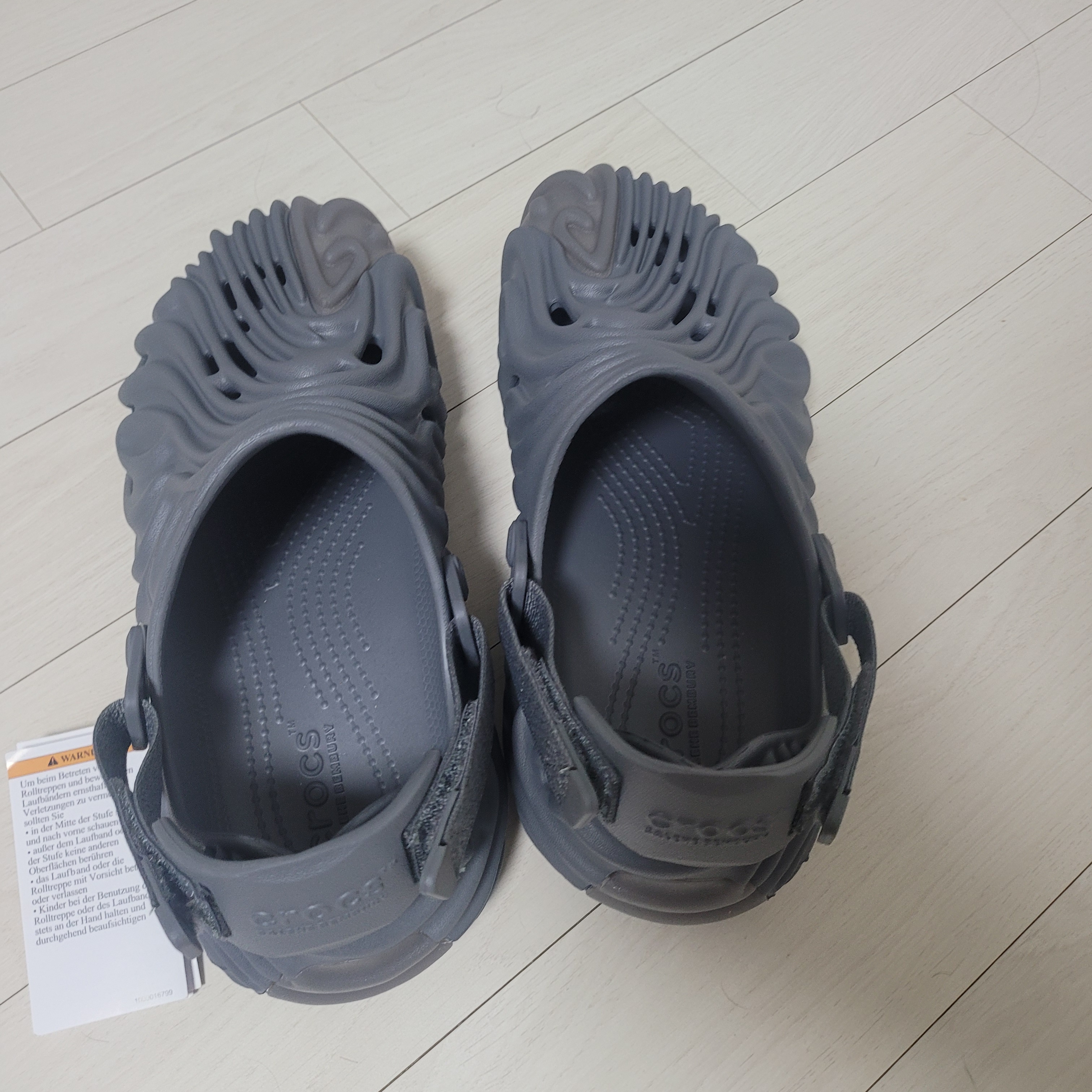 Crocs x Salehe Bembury Pollex Clog Niagara 착용 스타일