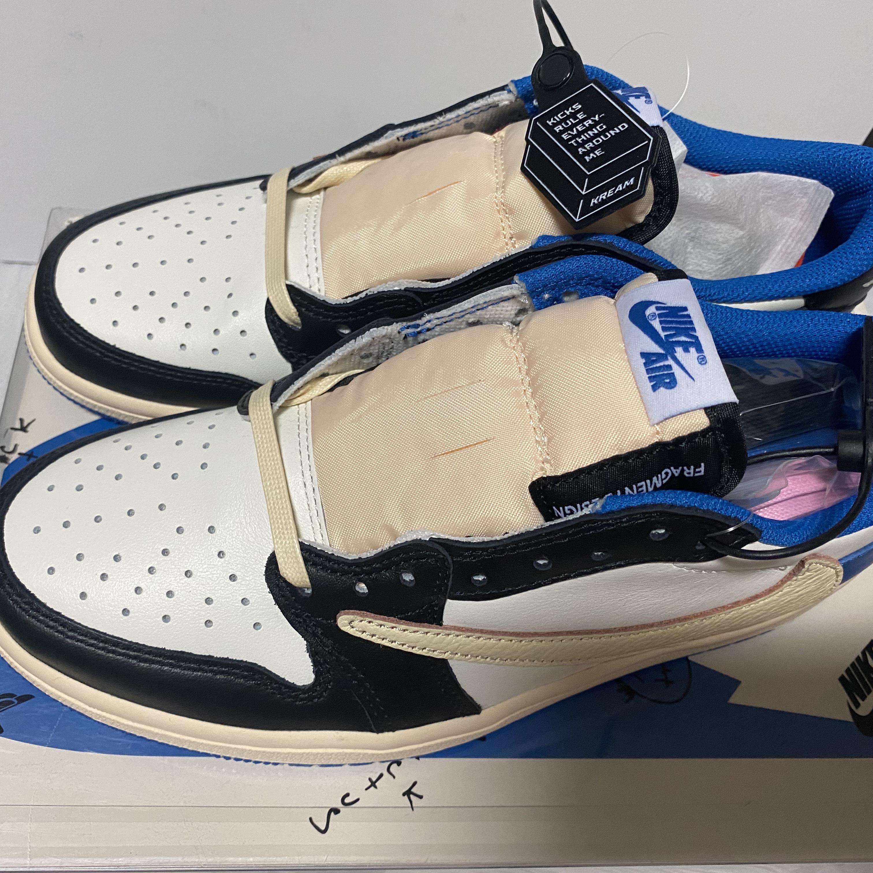 Jordan 1 x Travis Scott x Fragment Retro Low OG SP Military Blue, NewJeans Tokki Merchandise Fluffy Keyring Pink 착용 스타일 - 3