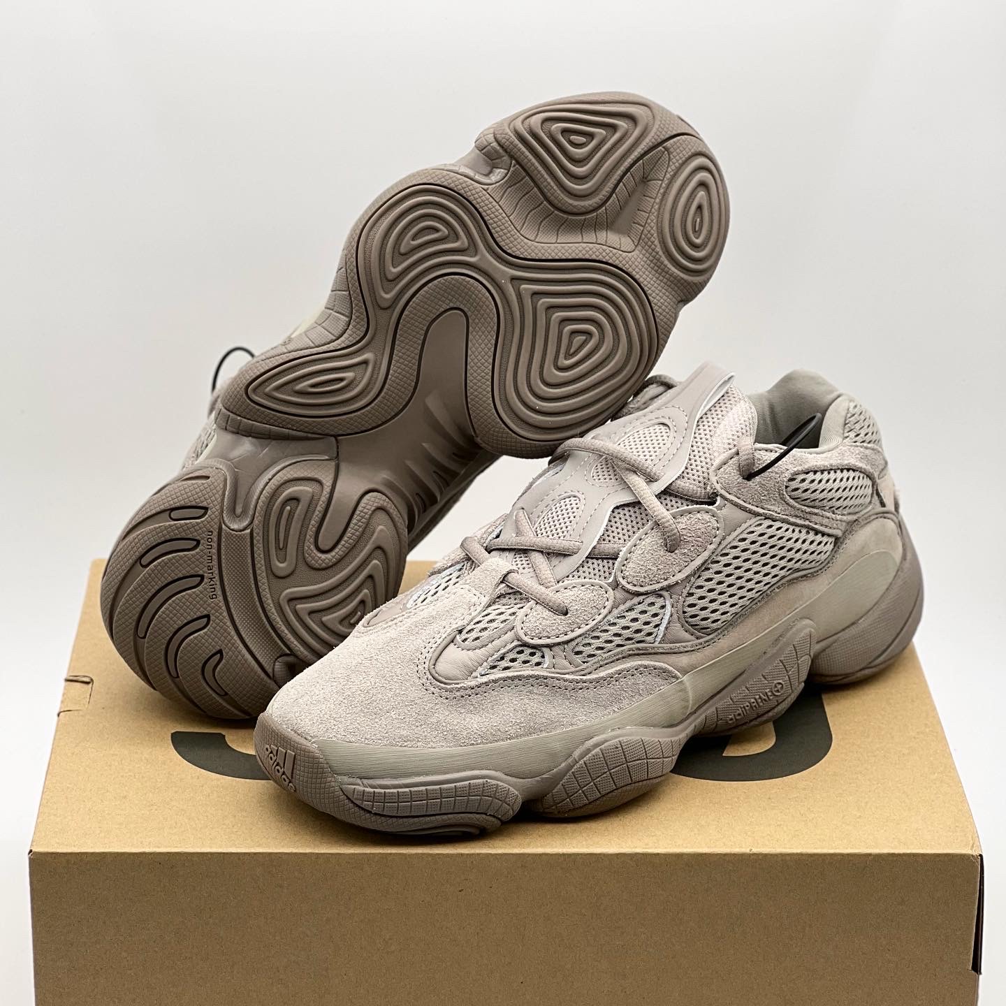 Adidas Yeezy 500 Ash Grey 착용 스타일 - 1