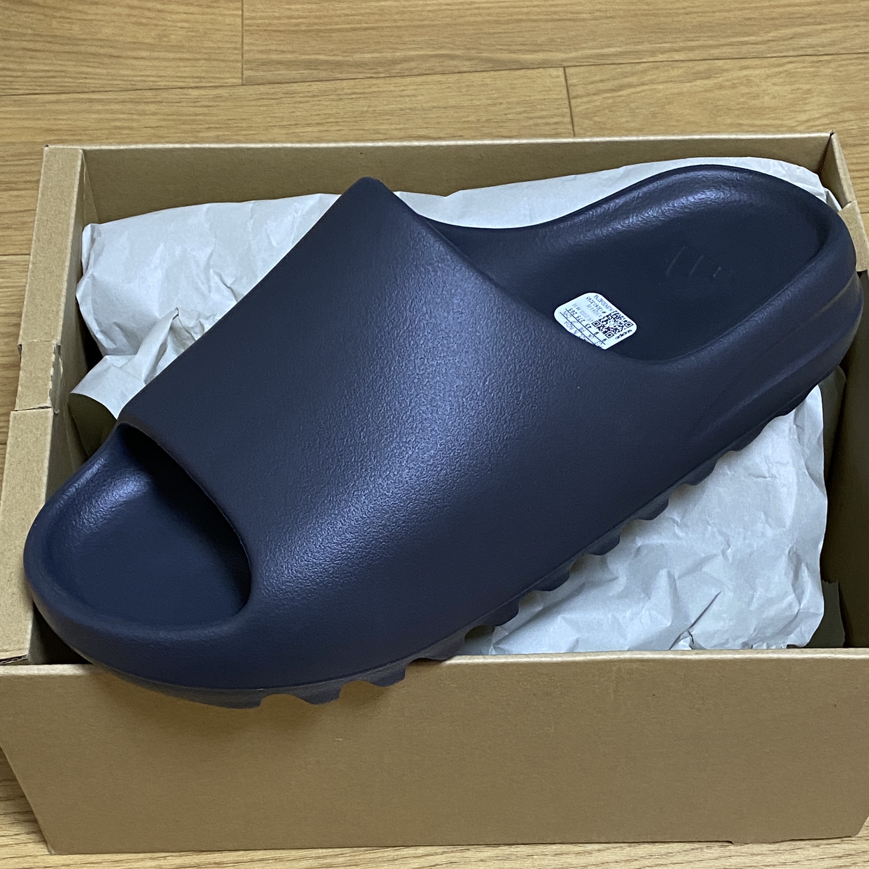 Adidas Yeezy Slide Onyx 착용 스타일