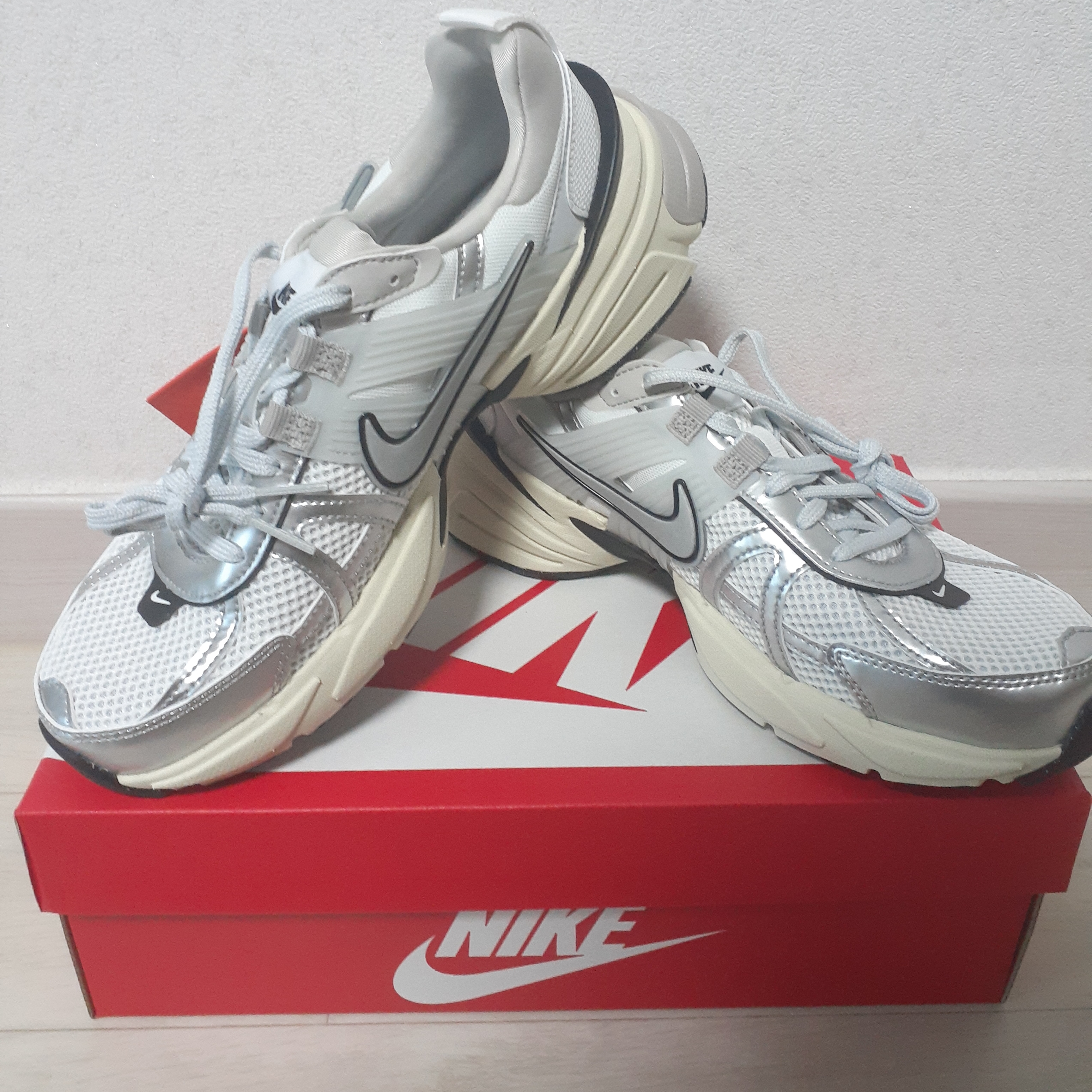 Nike V2K Run Summit White Metallic Silver 착용 스타일