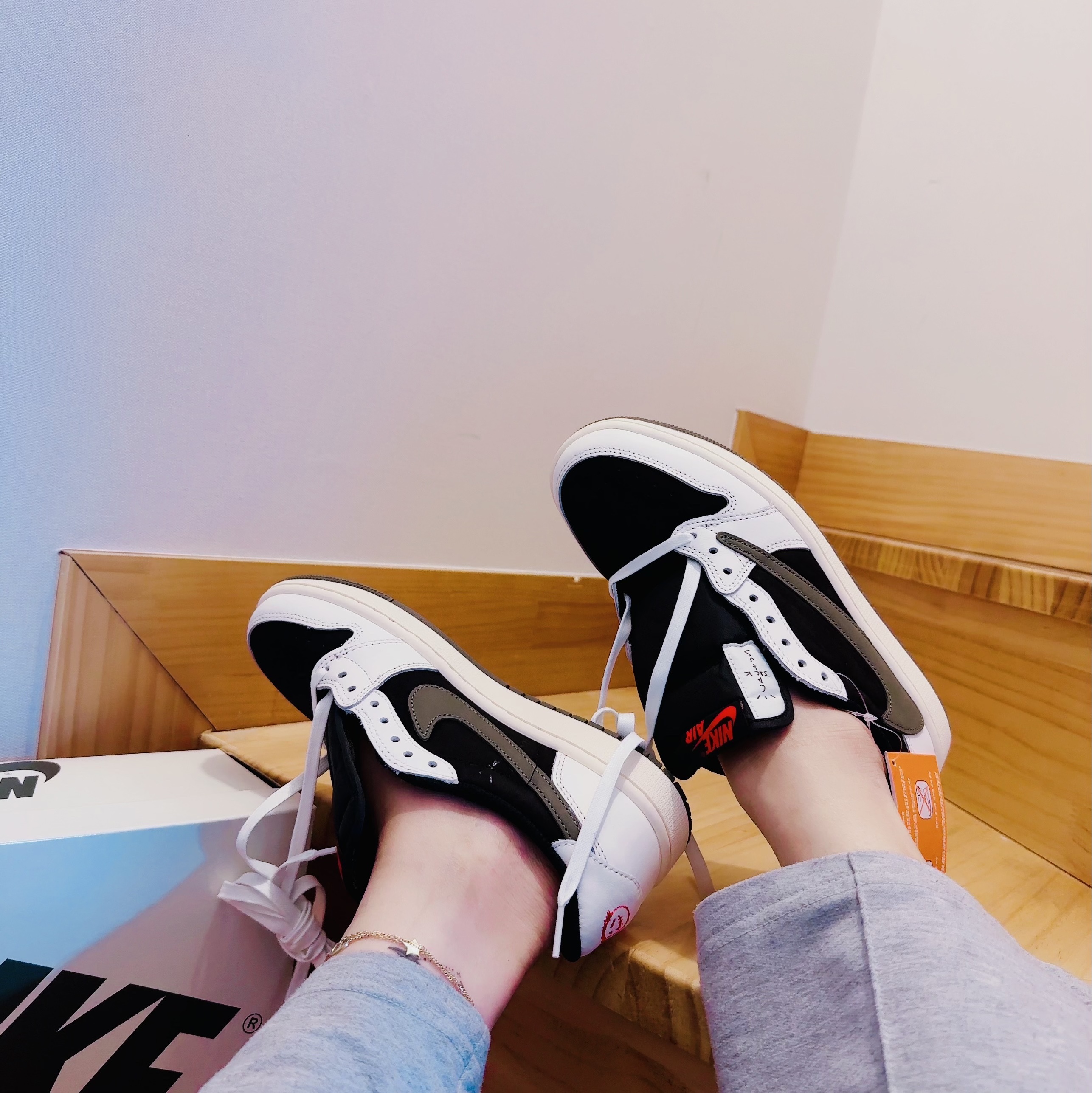 (W) Jordan 1 x Travis Scott Retro Low OG SP Medium Olive 착용 스타일