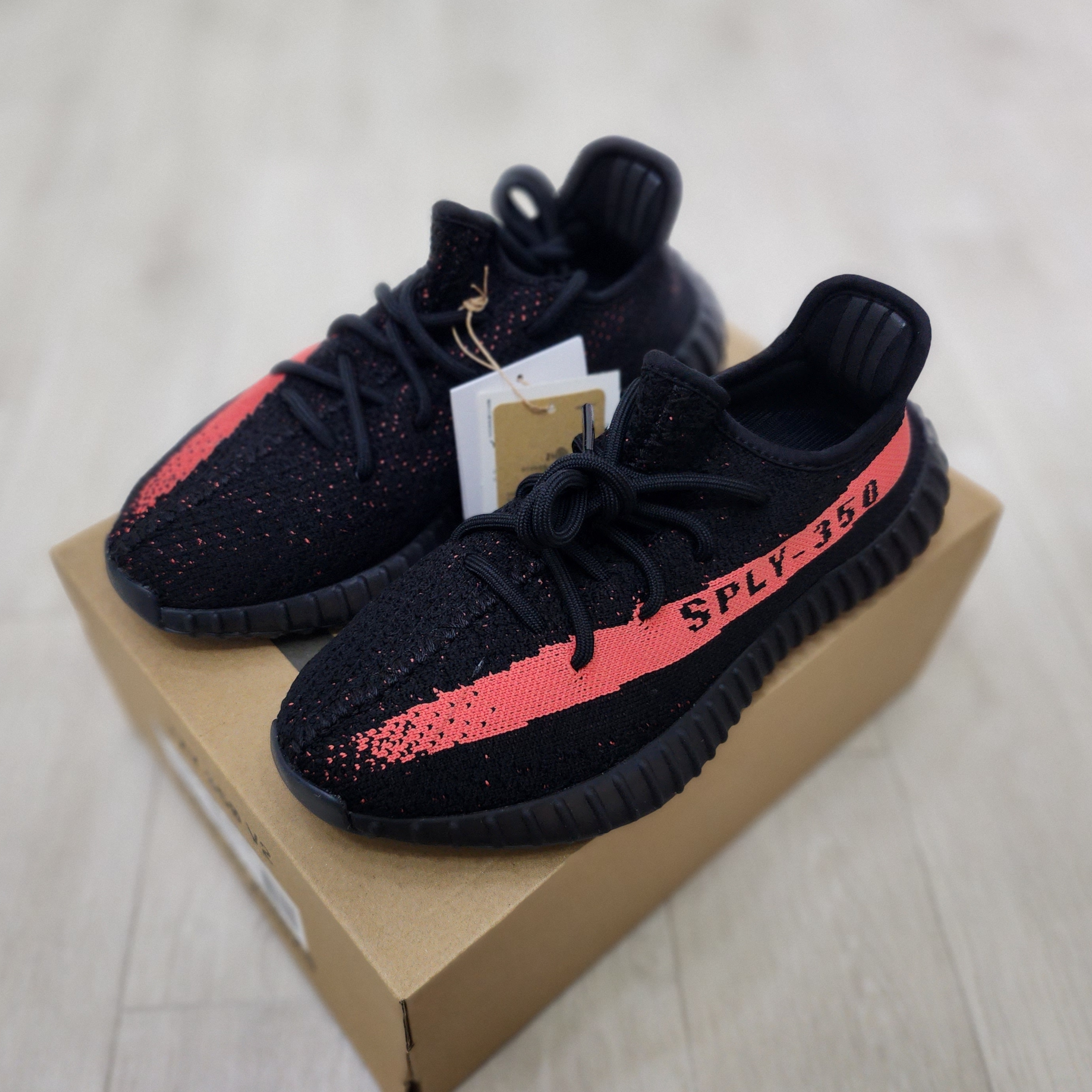 Adidas Yeezy Boost 350 V2 Core Black Red 2022/2023 착용 스타일 - 2