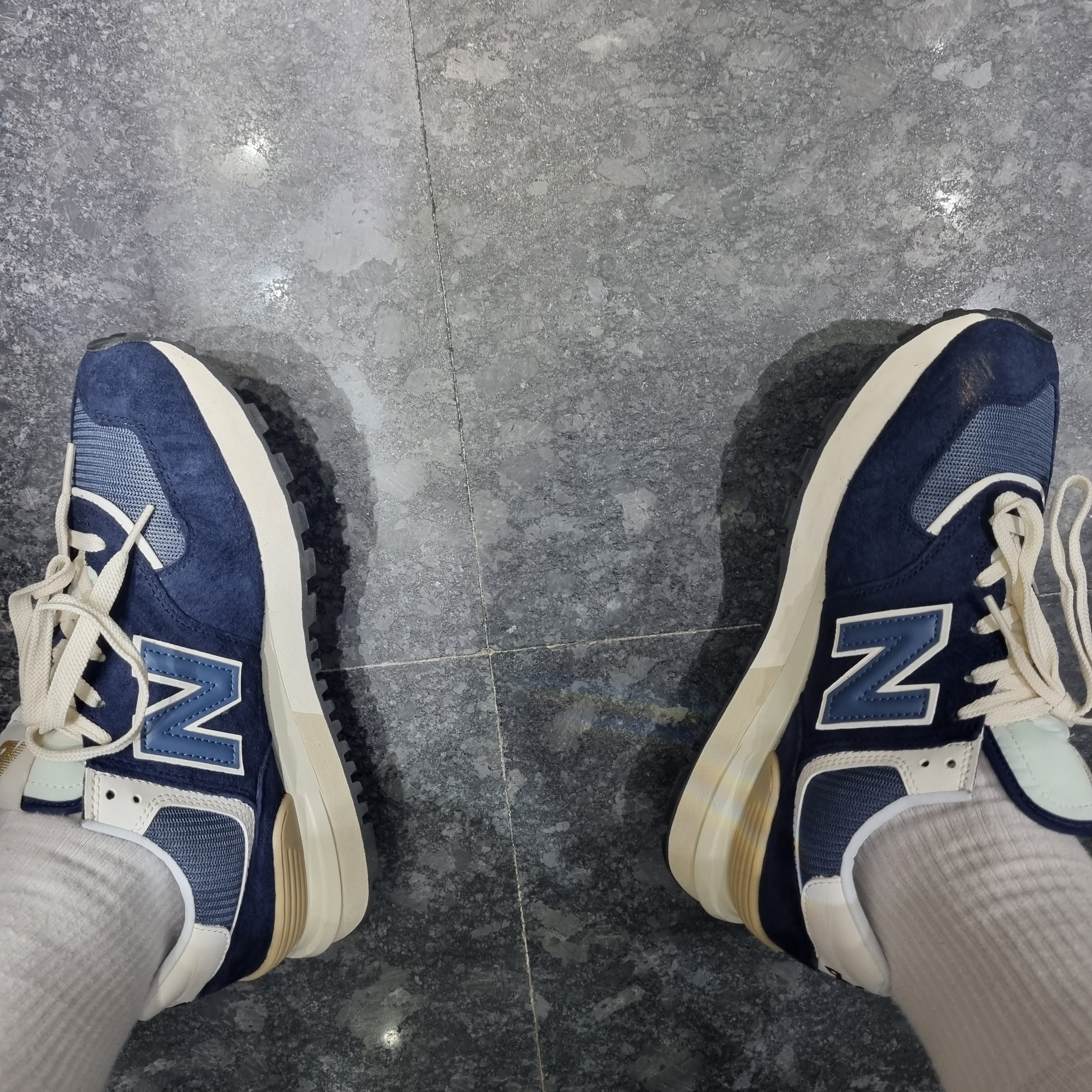 New Balance 574 Legacy Navy 착용 스타일