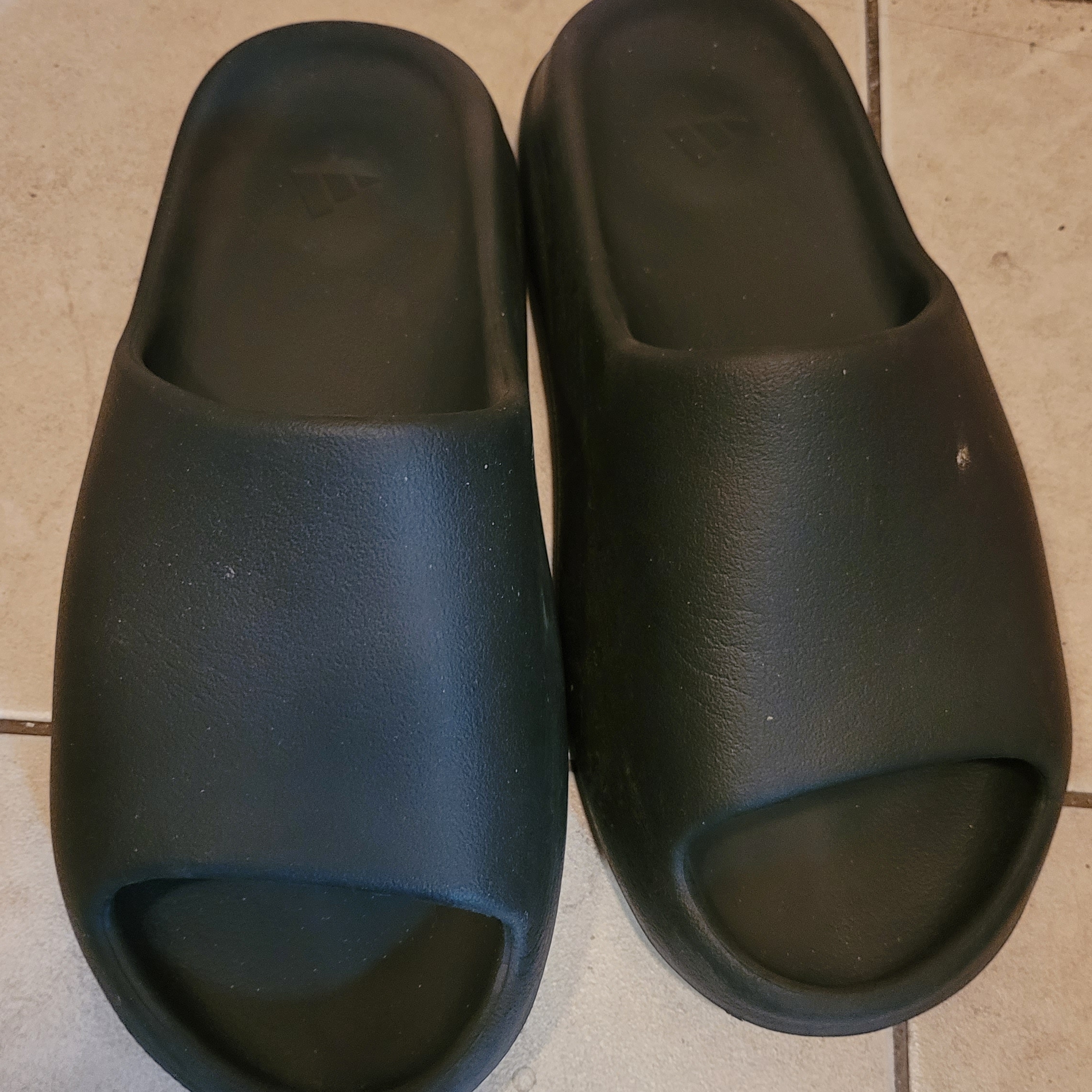 Adidas Yeezy Slide Onyx 착용 스타일