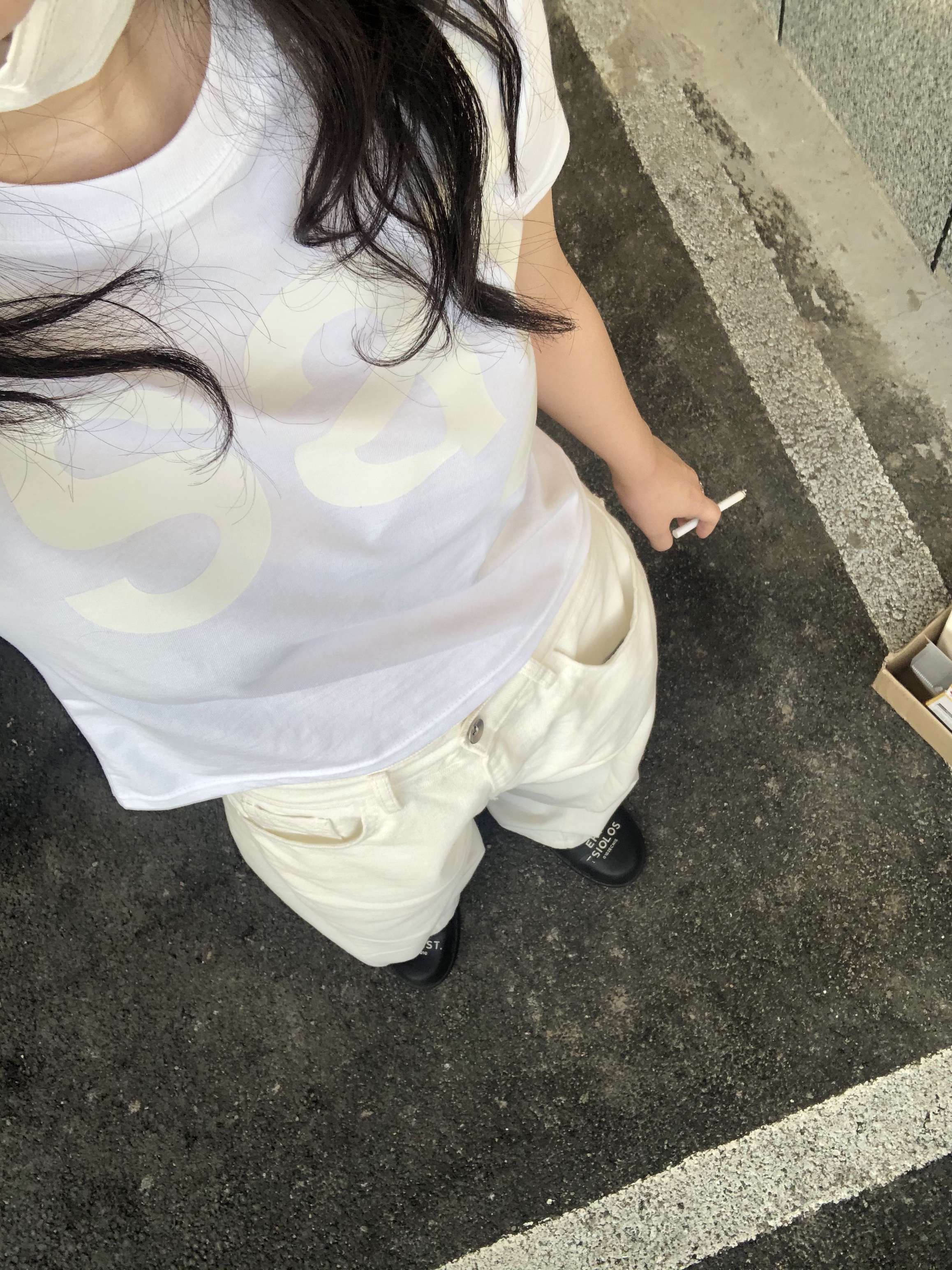 [예약 배송][KREAM 단독] Safarispot 1/2 Basic Safari T-Shirt White, Oofos x Takahiromiyashita The Soloist The Soloist's Way Of Life Clog Black White 착용 스타일 - 1