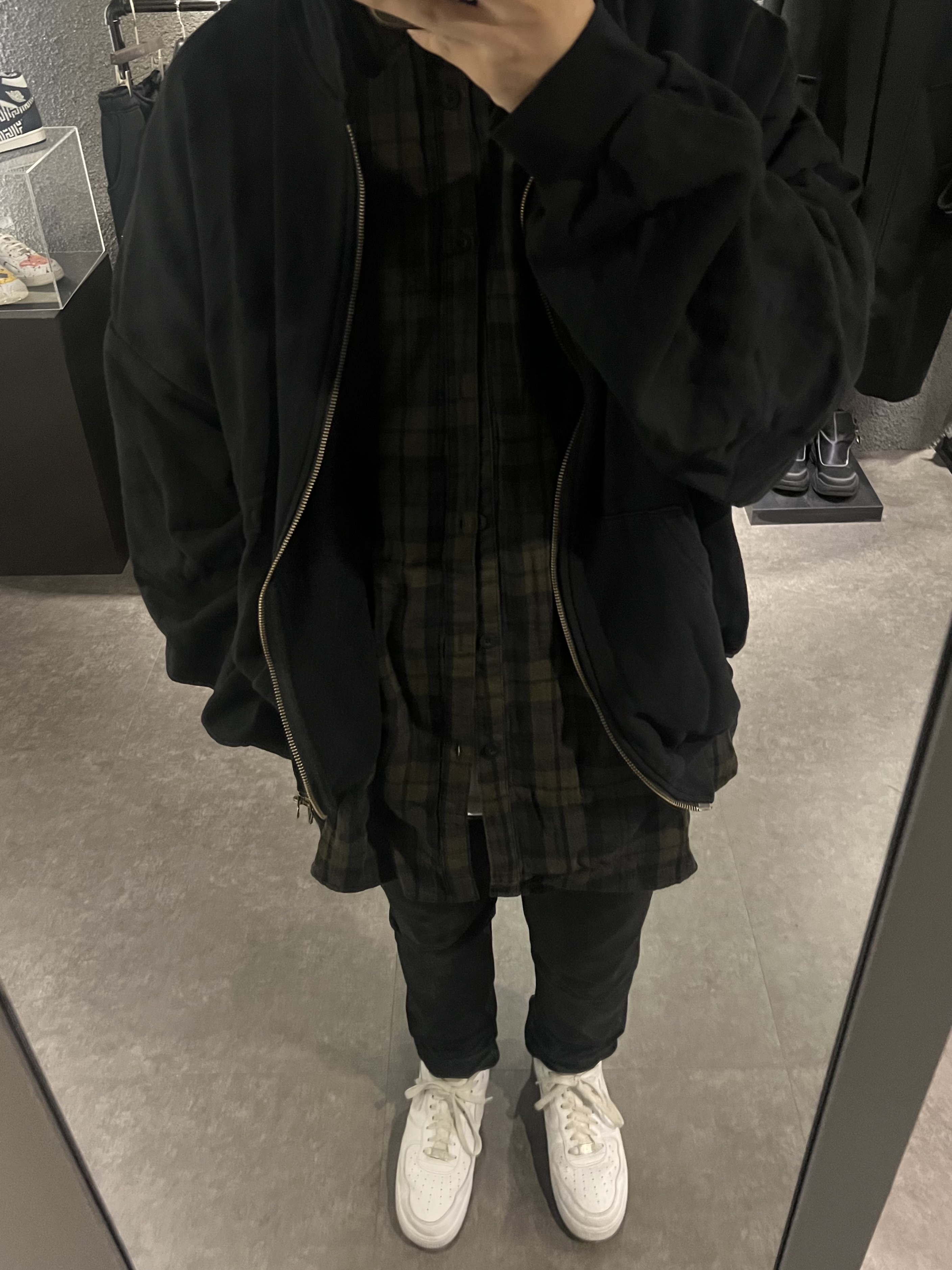 Undermycar Fisky Double Layered Shirts Hood Zip-Up Bronze Green - 23FW, Undermycar Black Mamba Slim Fit Red Stitch Wax Coating Jeans Rumba Red - 22FW 착용 스타일 - 2
