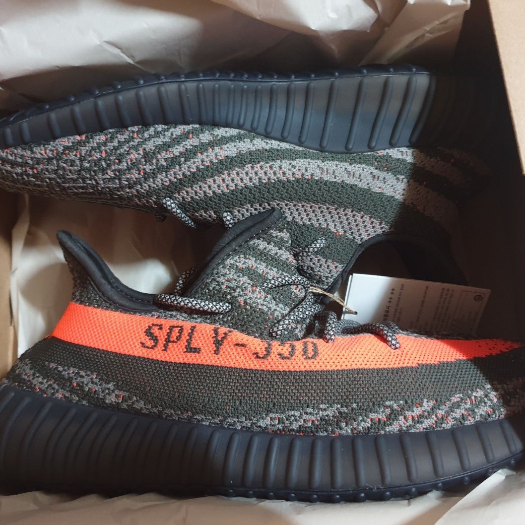 Adidas Yeezy Boost 350 V2 Carbon Beluga 착용 스타일