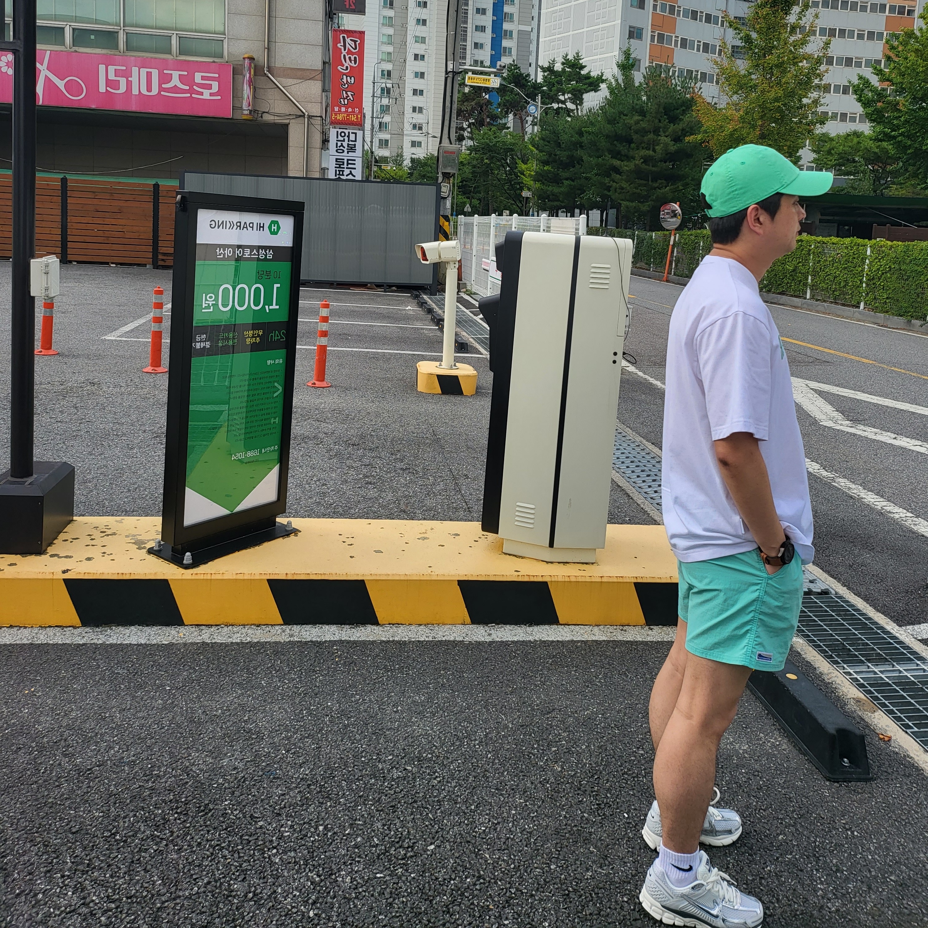 Nike Heritage 86 Futura Washed Cap Spring Green, (W) Nike Zoom Vomero 5 Photon Dust and Metallic Silver 착용 스타일