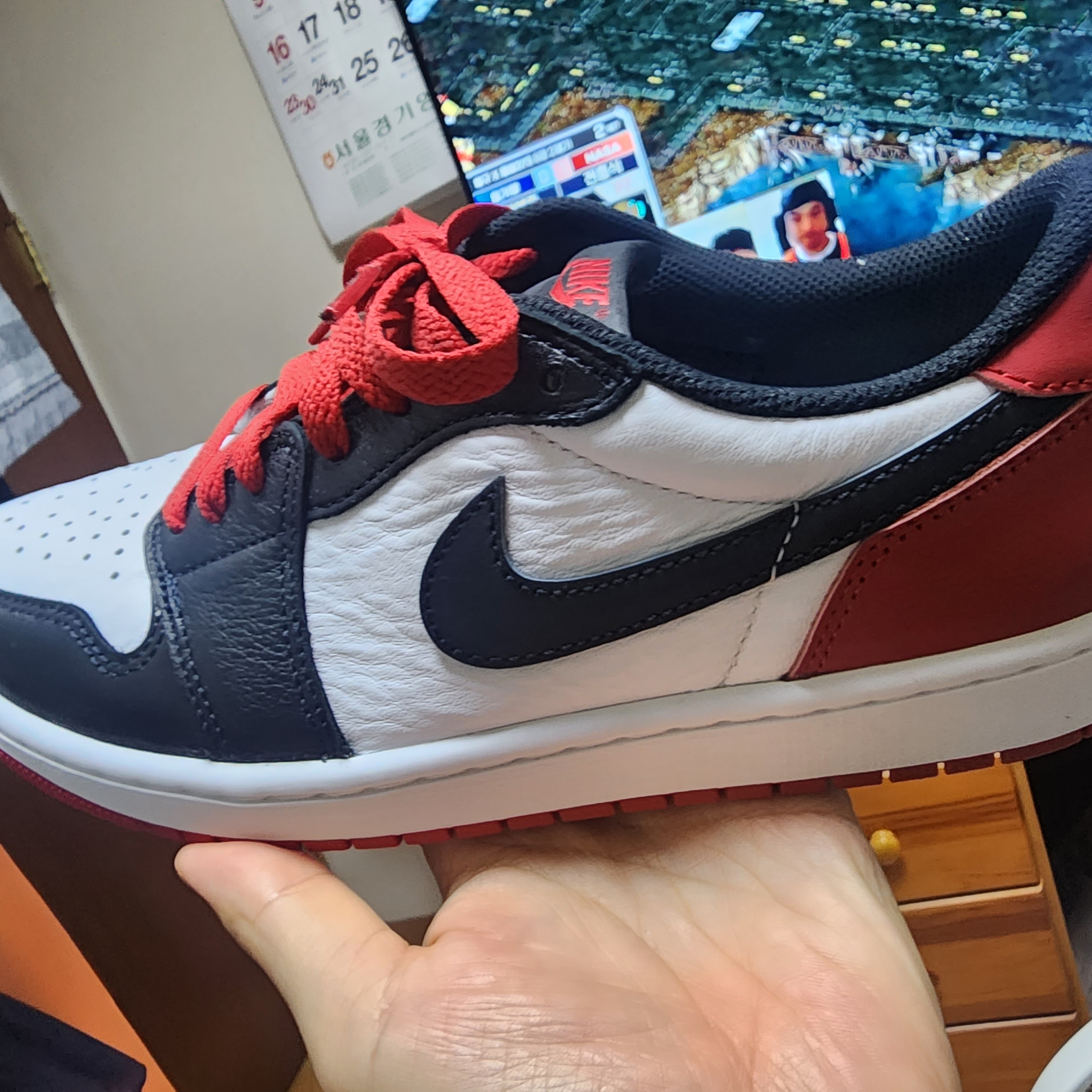 Jordan 1 Retro Low OG Black Toe 착용 스타일 - 3