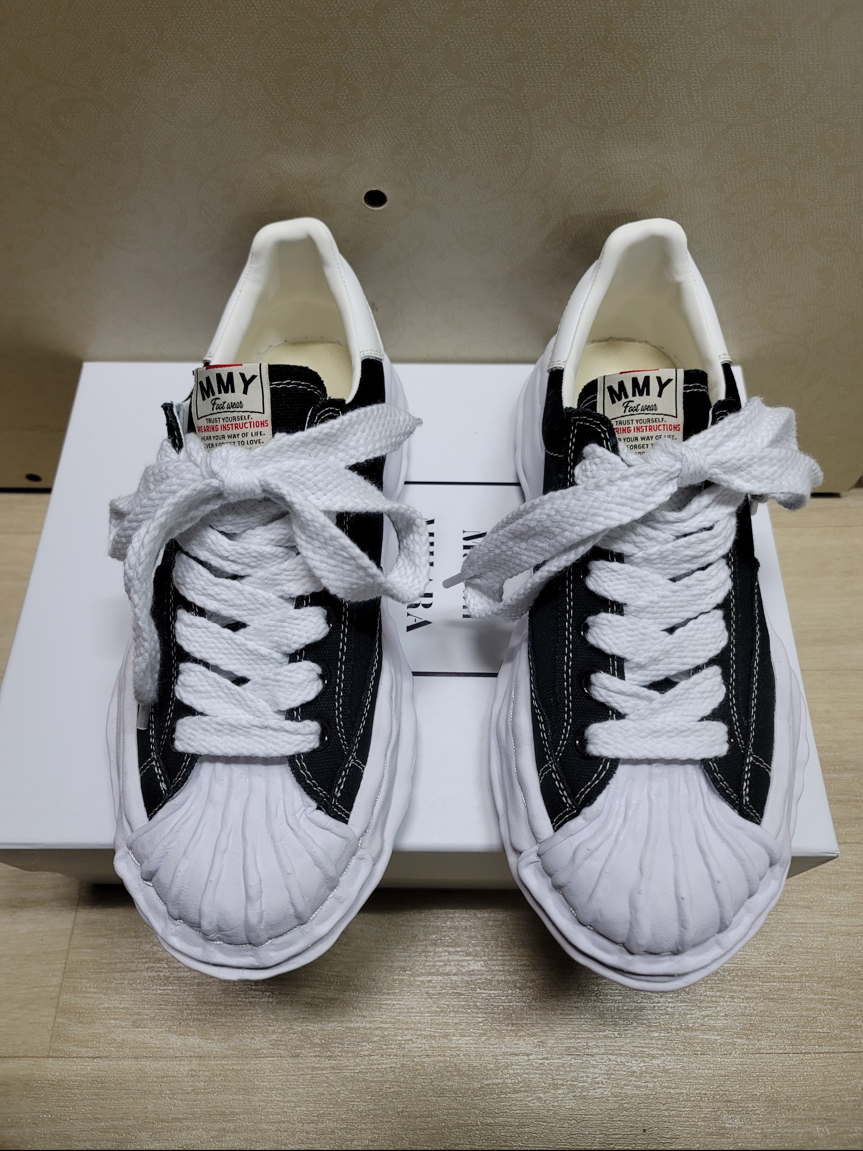 Maison Mihara Yasuhiro Blakey OG Sole Canvas Low-top Sneakers Black White 착용 스타일