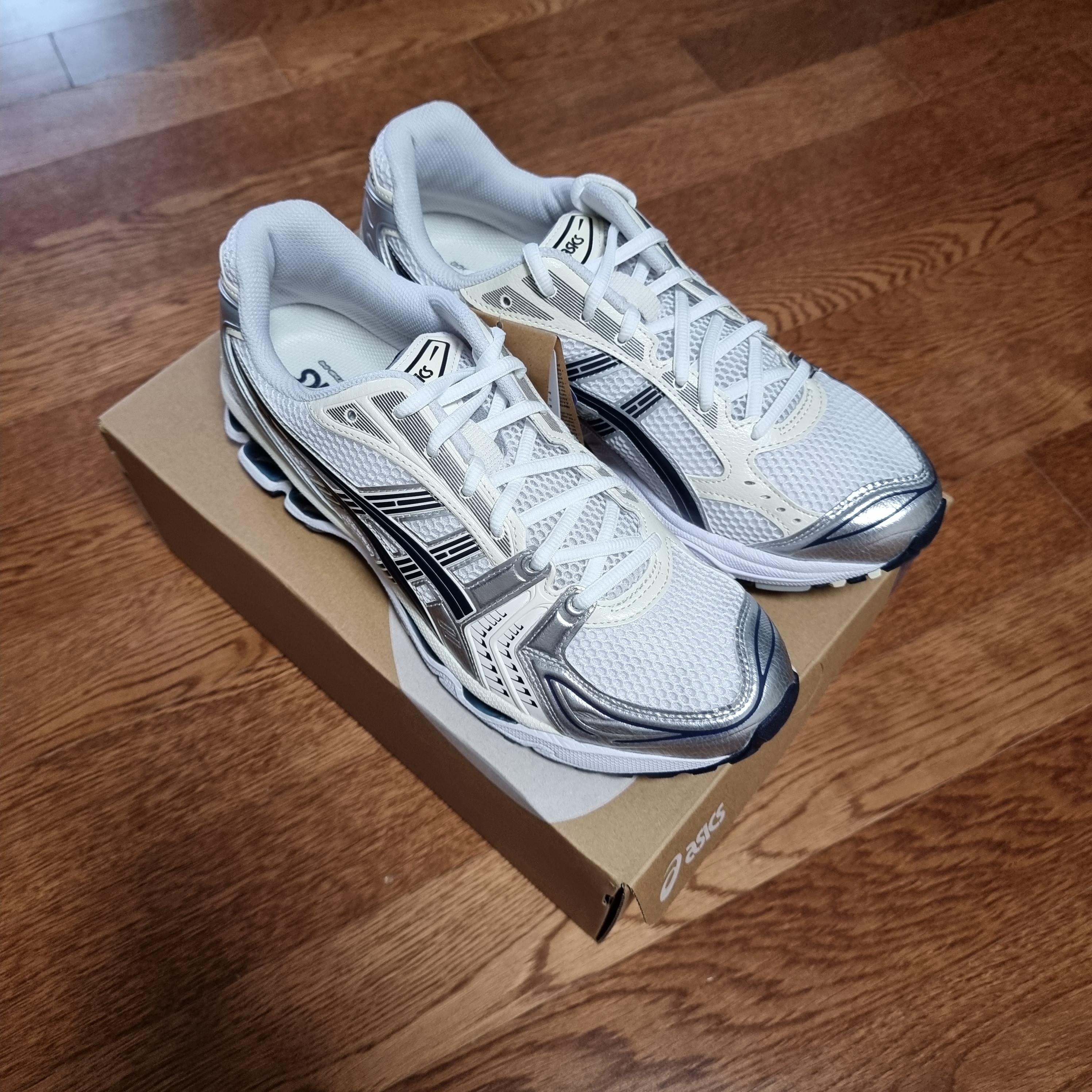 (W) Asics Gel-Kayano 14 White Midnight 착용 스타일