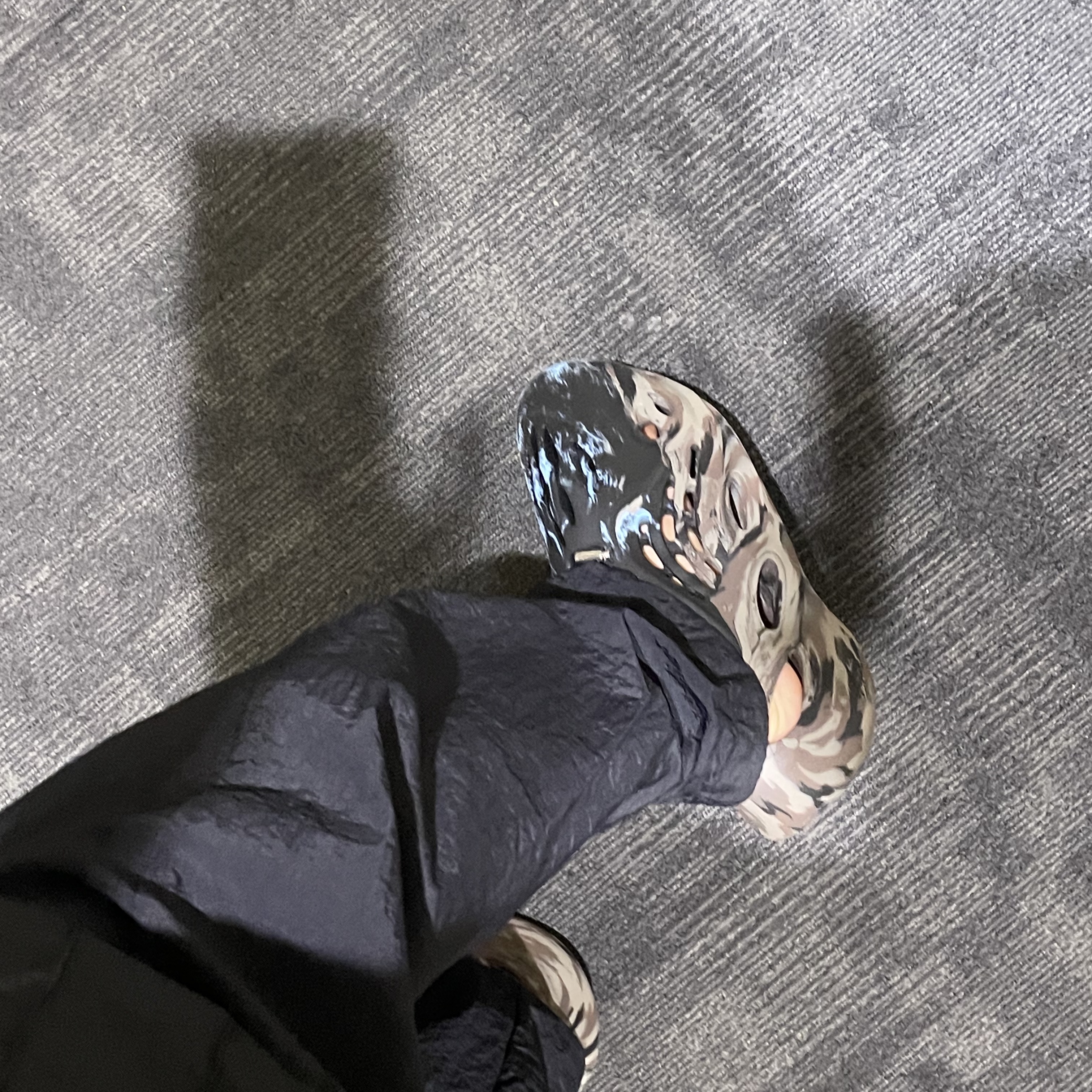 Adidas Yeezy Foam RNNR MX Cinder 착용 스타일 - 2