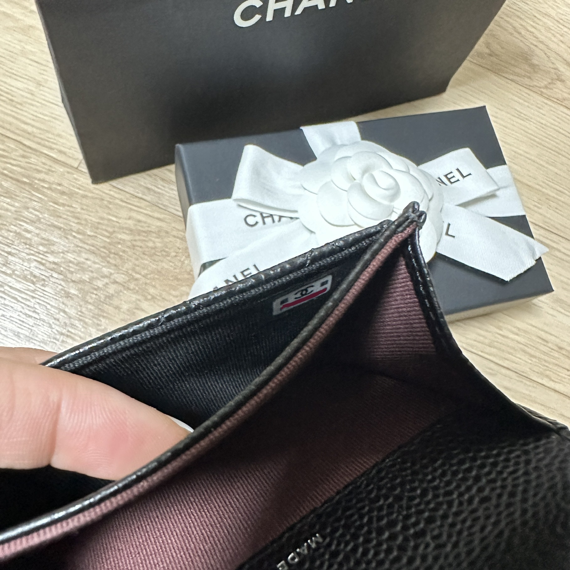 Chanel Classic Card Holder Grained Calfskin & Silver Black 착용 스타일 - 4