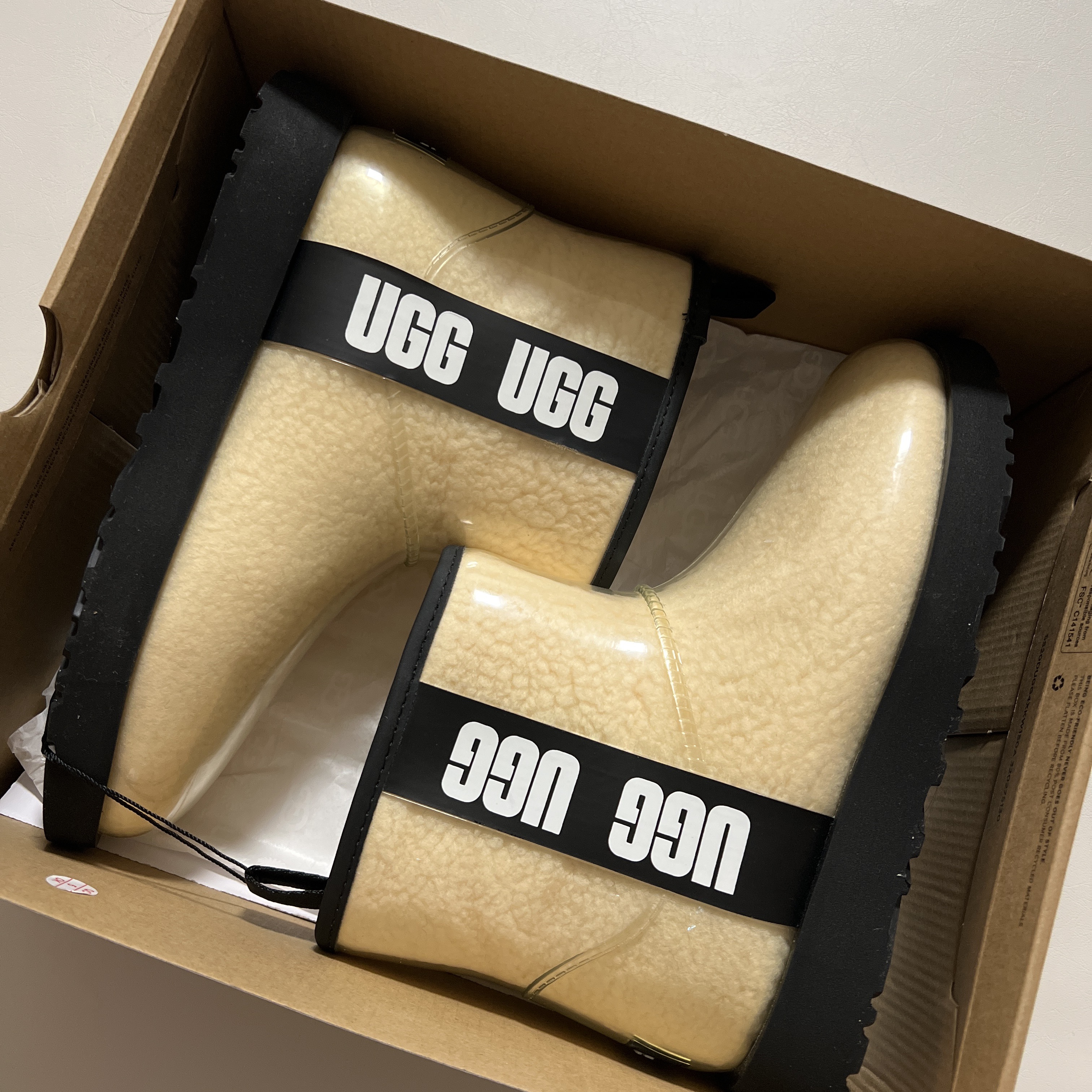 (W) UGG Classic Clear Mini Boots Natural Black 착용 스타일 - 2